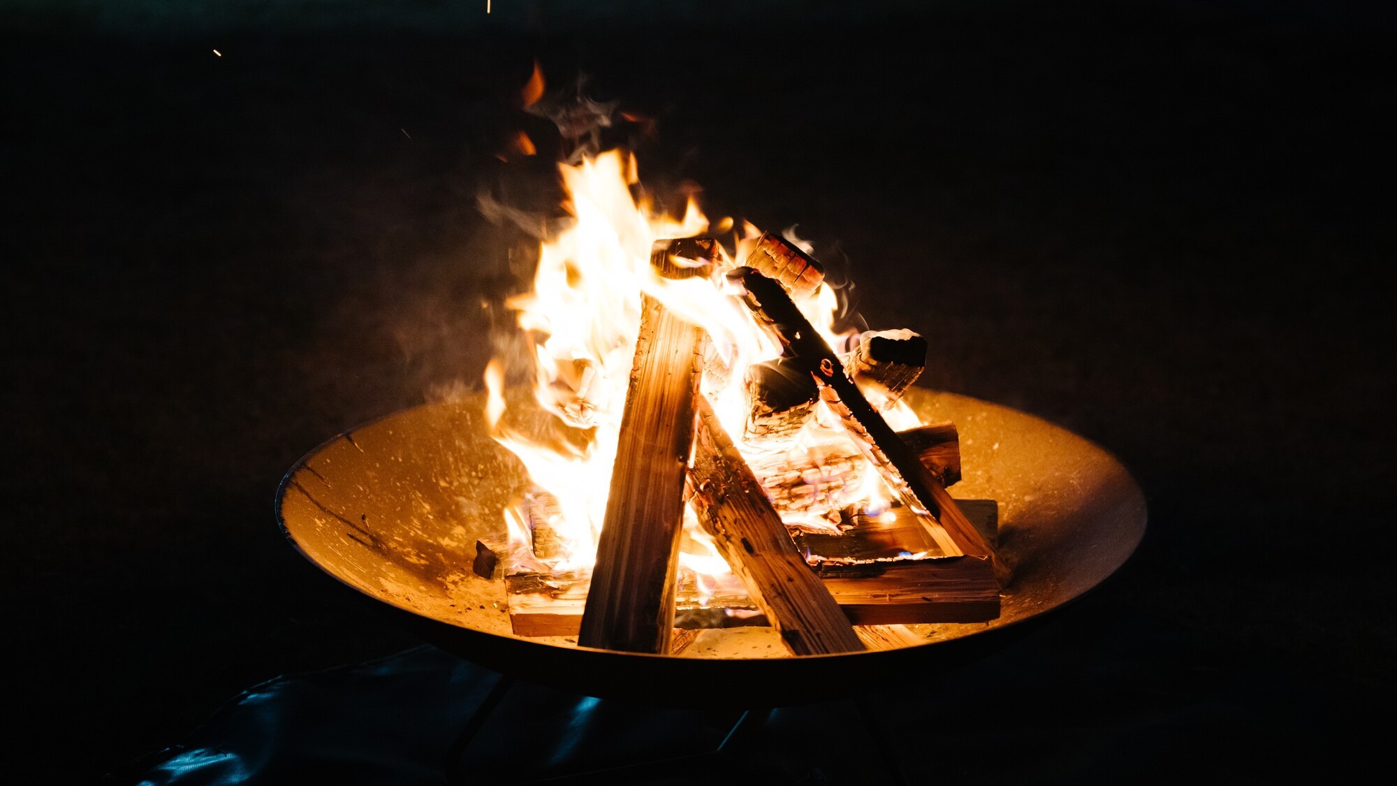 心も体もあたたまる、焚き火のぬくもり。