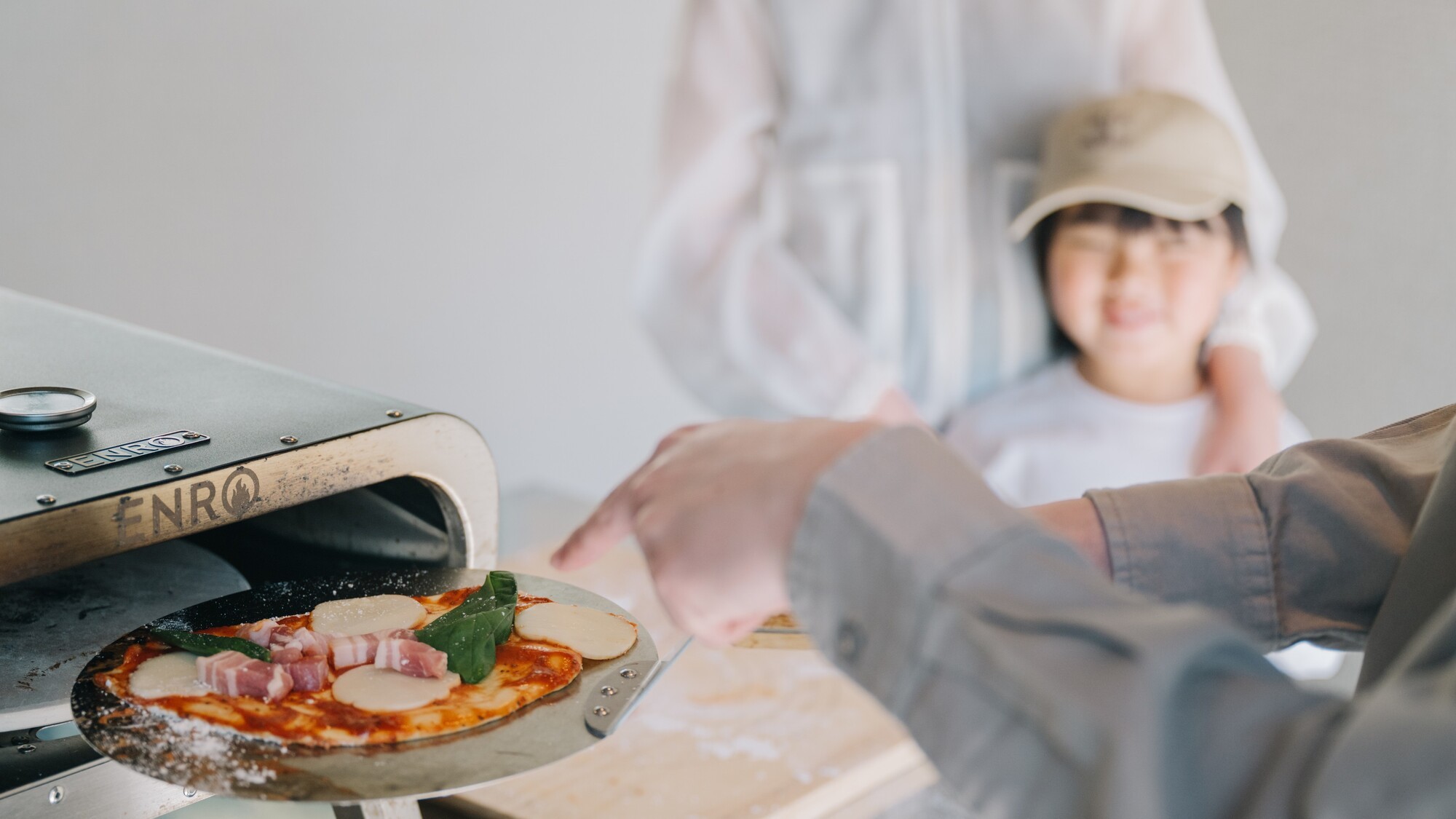 みんなで楽しむピザ作り体験。笑顔が自然とこぼれる瞬間です。