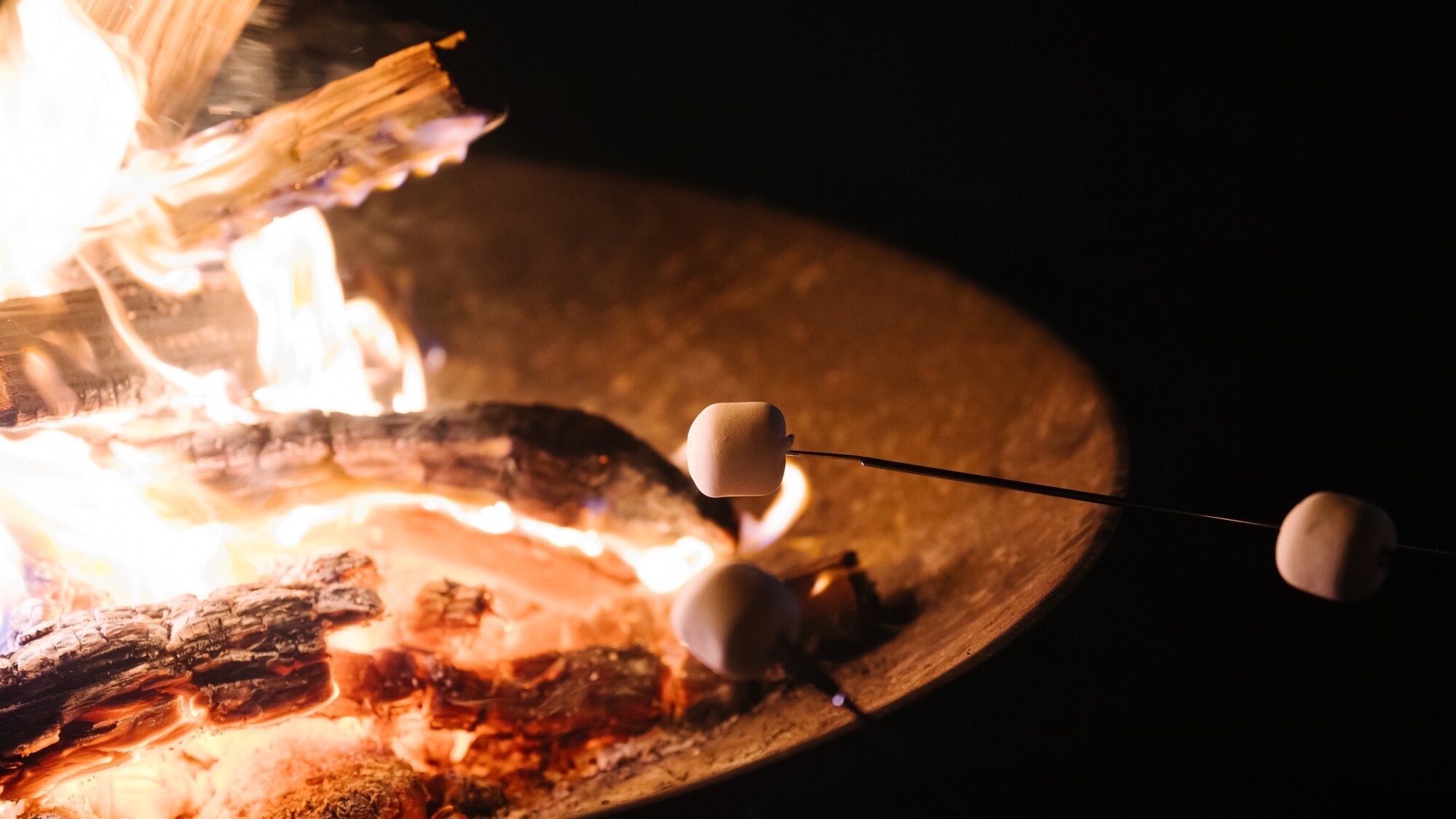 夜のお楽しみ。焚き火で焼く、とろ～りマシュマロ。