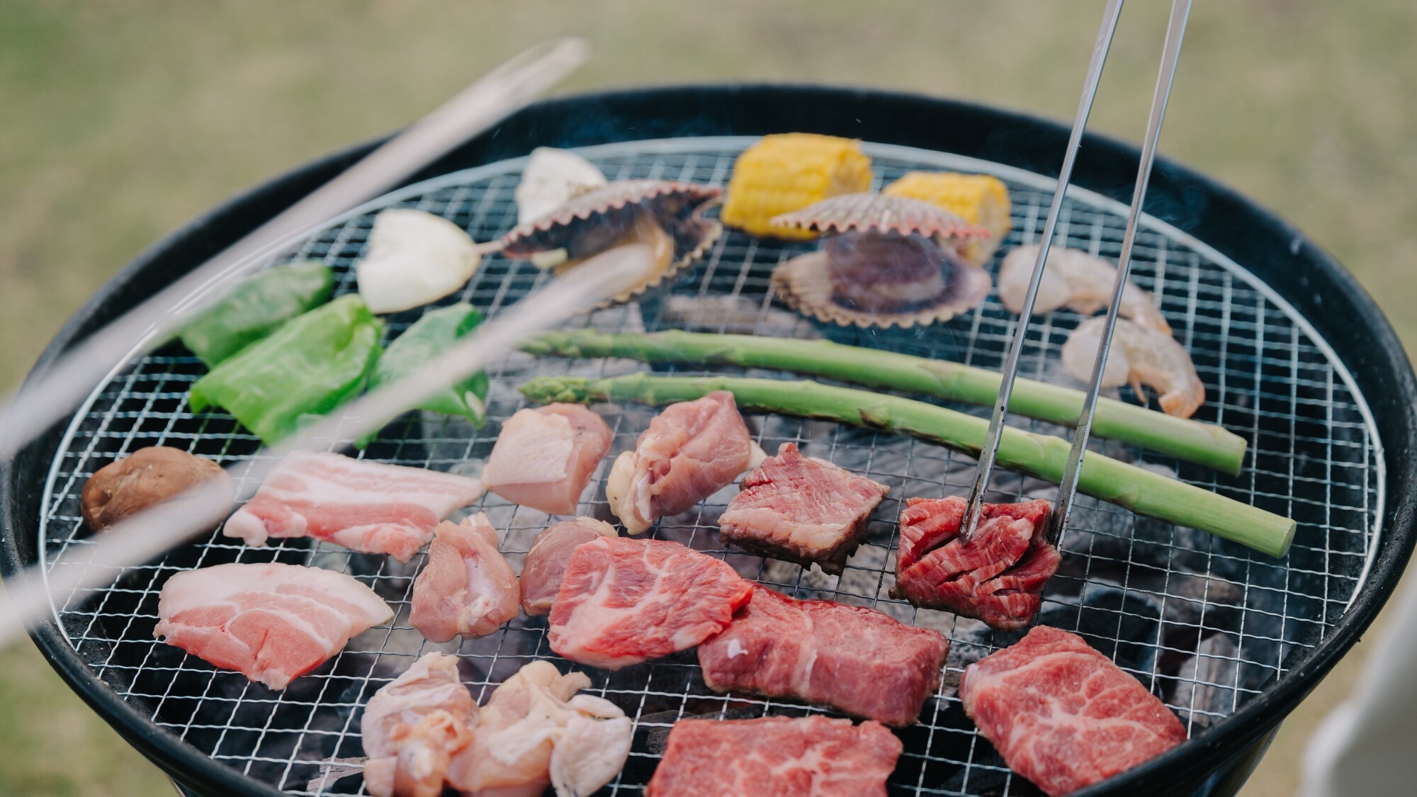 地元の新鮮な肉・魚介・野菜をその場でBBQ。香りと音もごちそうです。