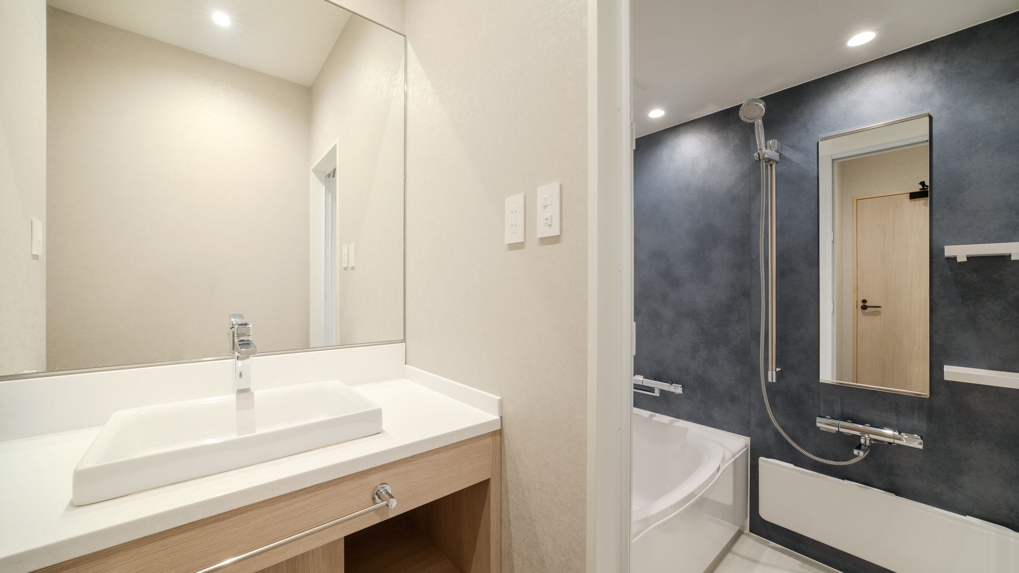 【洗面所・バス・トイレ別】バスルーム（スーペリアフォース）