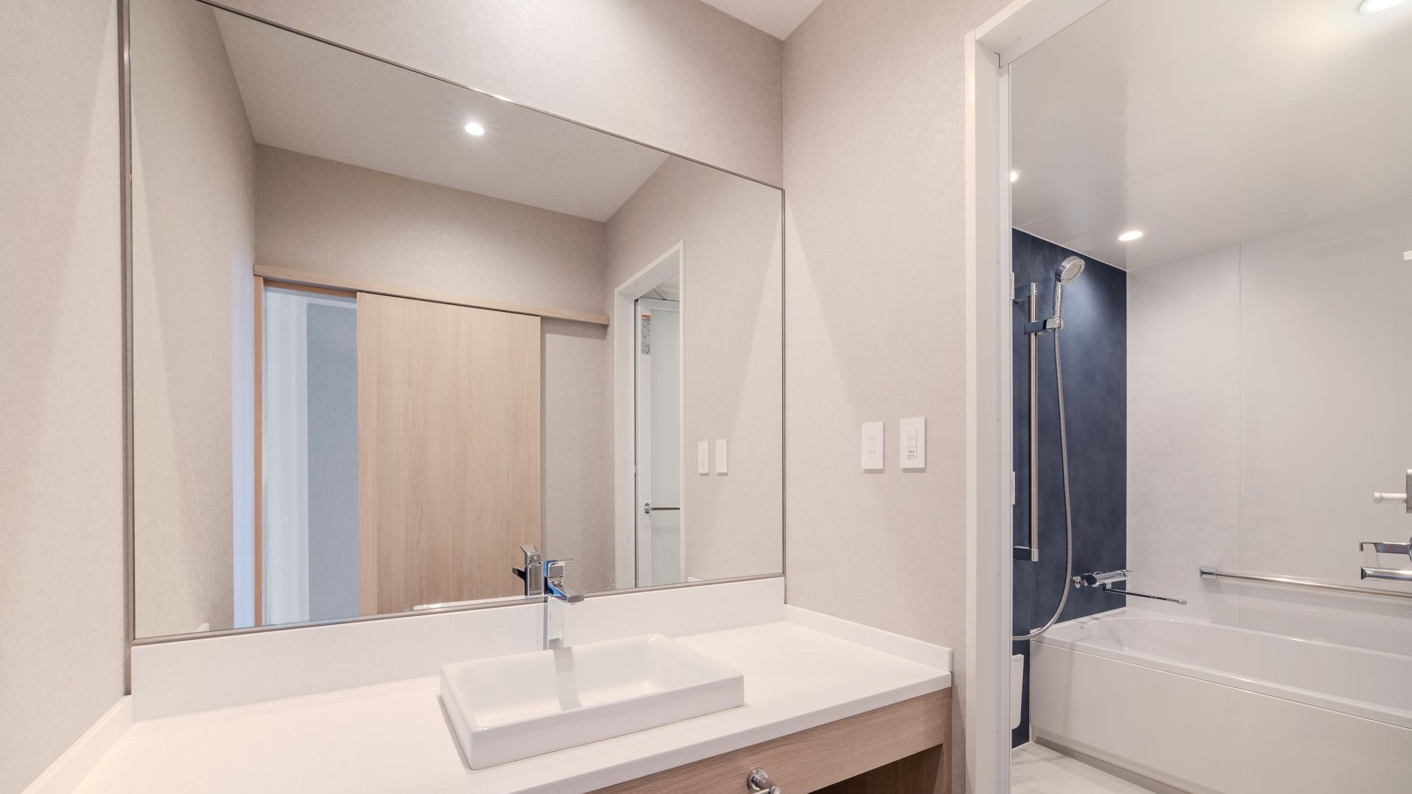 【洗面所・バス・トイレ別】バスルーム（スーペリアトリプル）