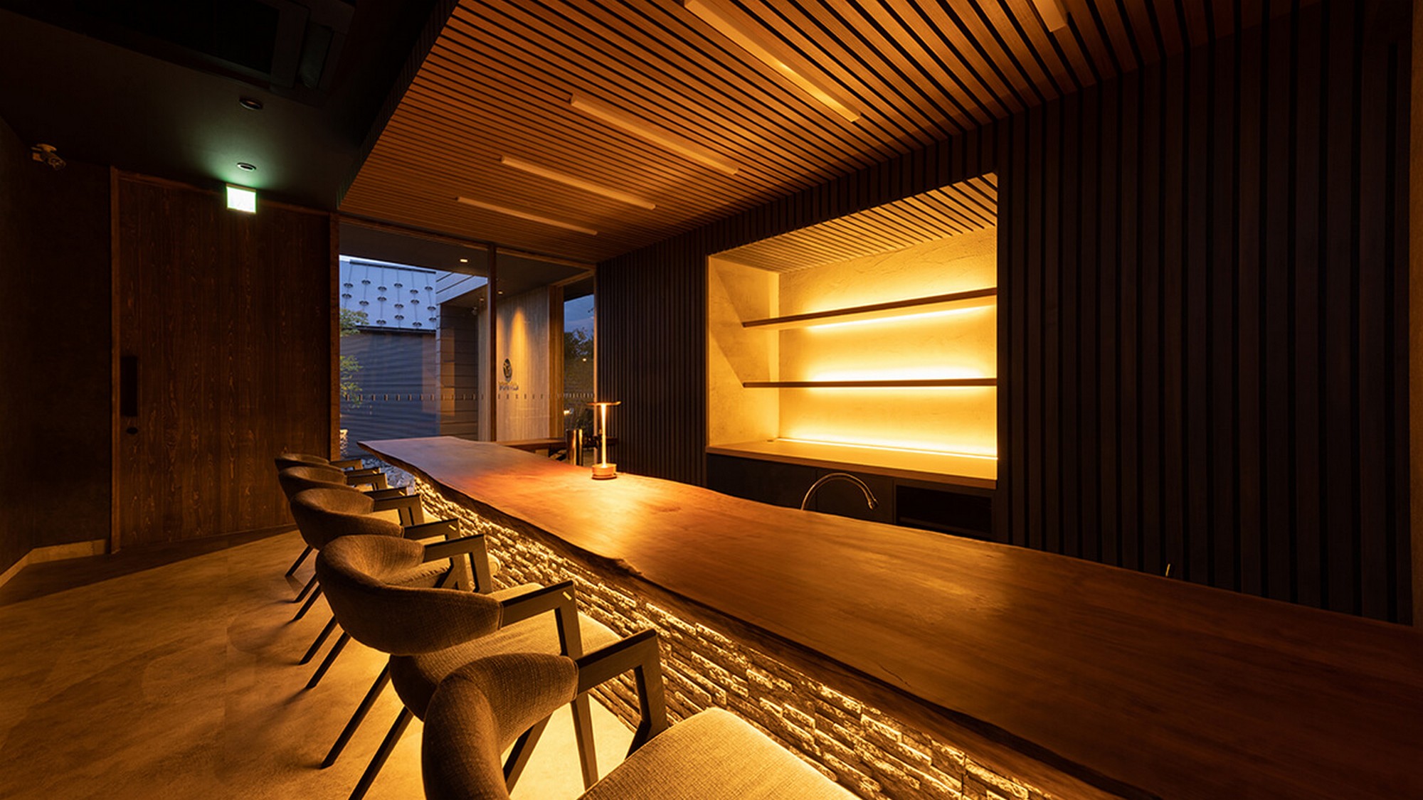 美しい木製カウンターで、お酒と共におくつろぎください。