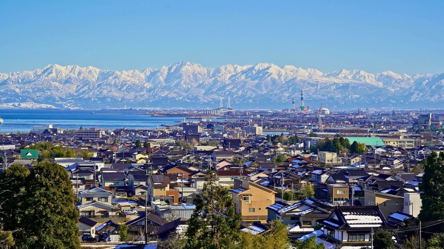 【立山連峰】11月下旬から5月ごろまで、冠雪した美しい立山連峰を見ることができます