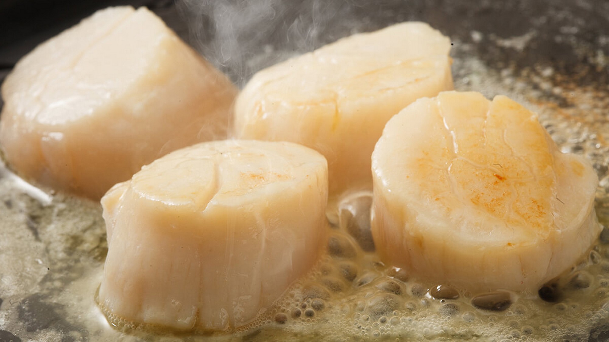 大きなホタテ貝は香ばしく焼いて