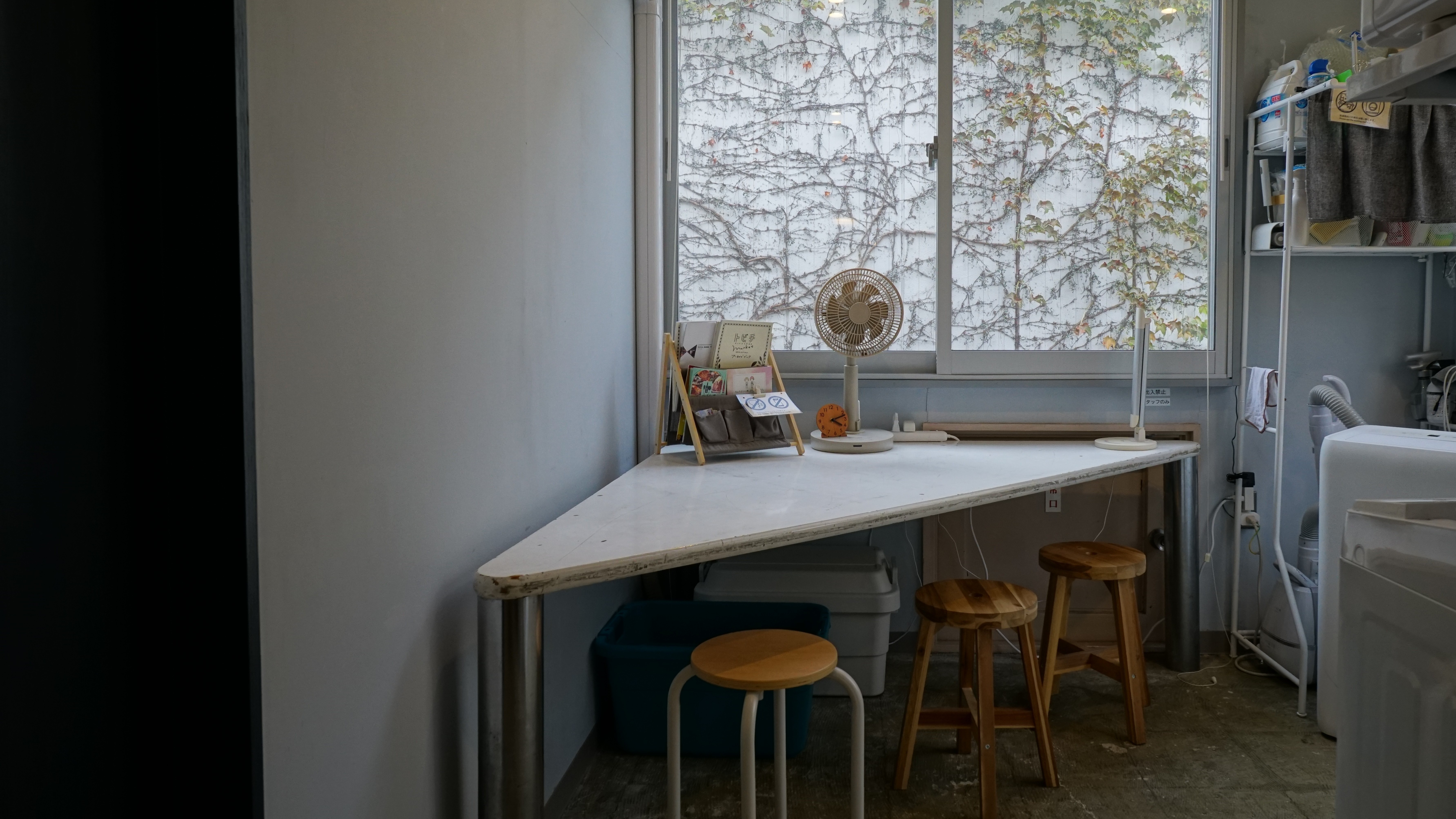 ドミトリー前　共用ミニテーブル