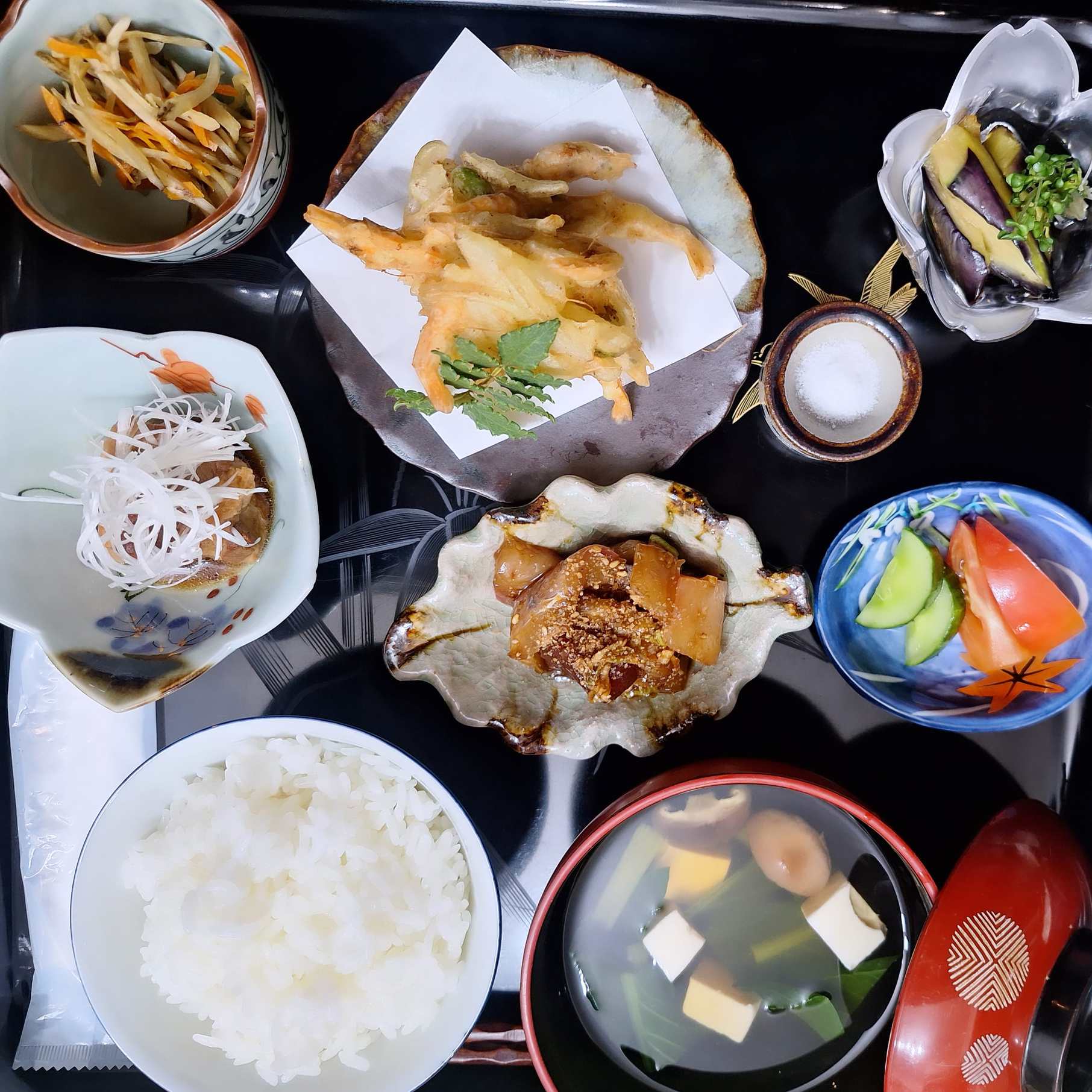  地元の旬の食材をたっぷり使った夕食付き　朝ゆっくり出発したい方におすすめ