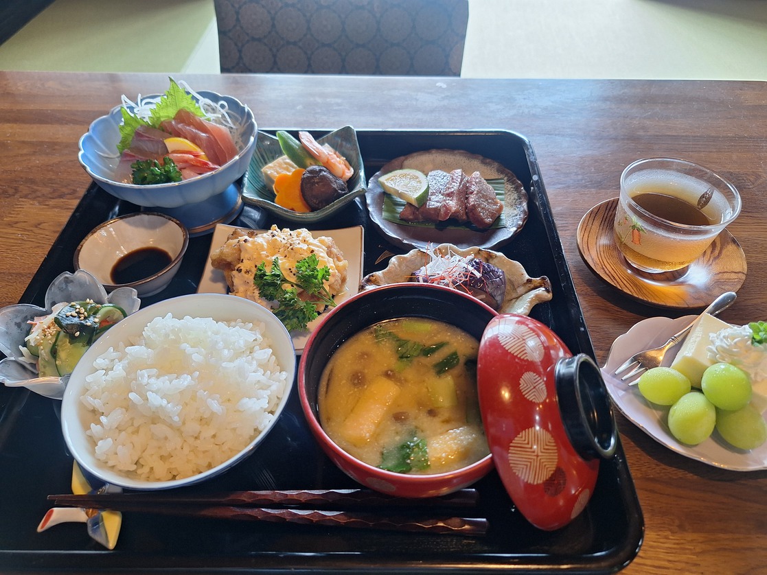  地元の旬の食材を使った朝夕お食事付き