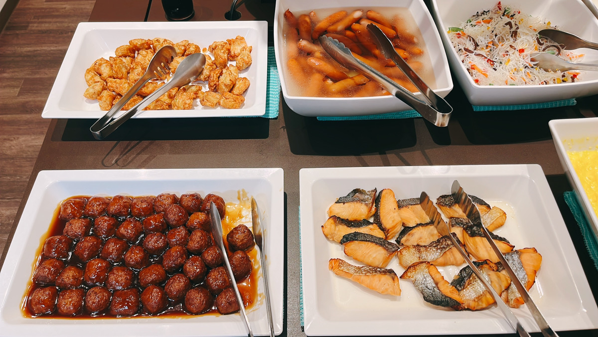 ■朝食ビュッフェ（焼き魚、ソーセージ、ミートボールなど）