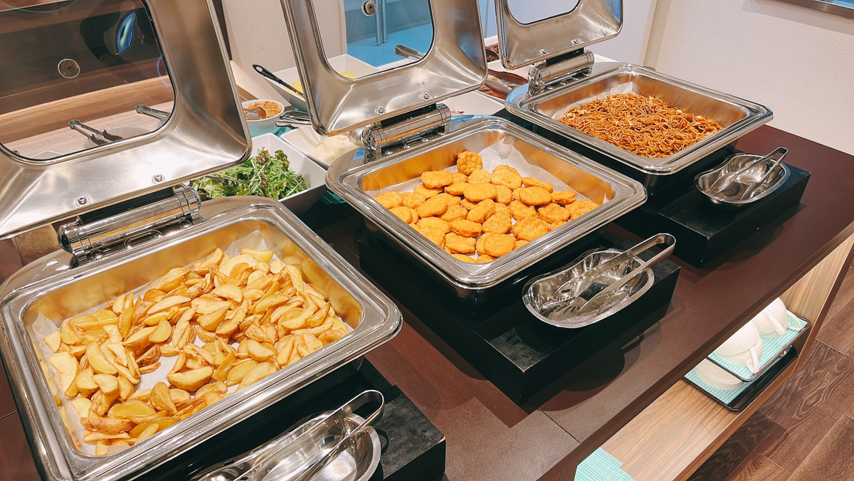 ■朝食ビュッフェ（焼きそば、ナゲット、ポテト）