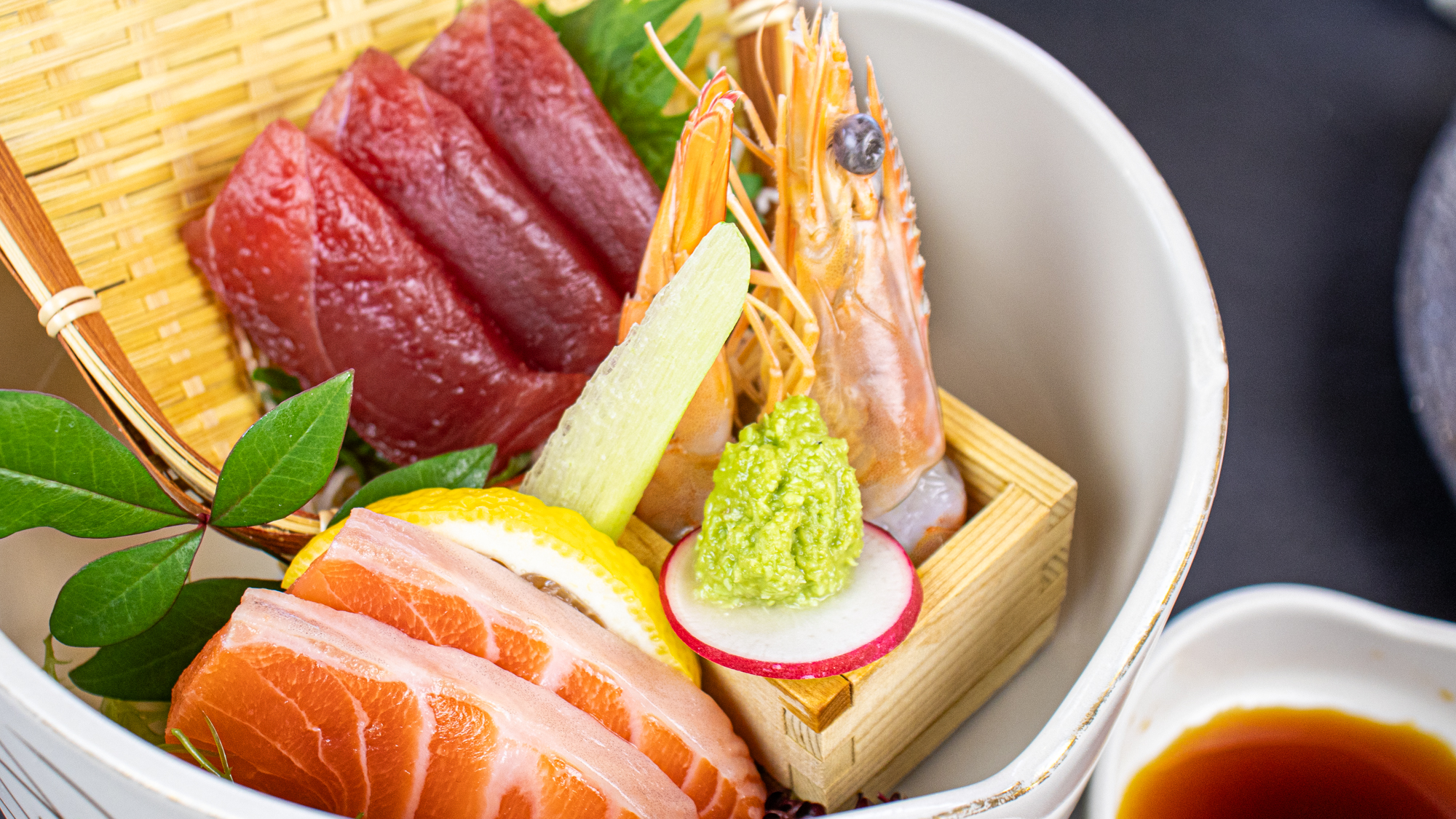 マグロや甘海老、地元・信州サーモンが味わえます♪