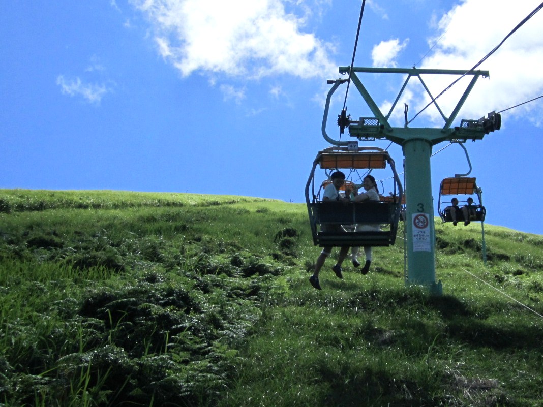 【大室山】当館から車で約15分、写真提供：伊東市観光課