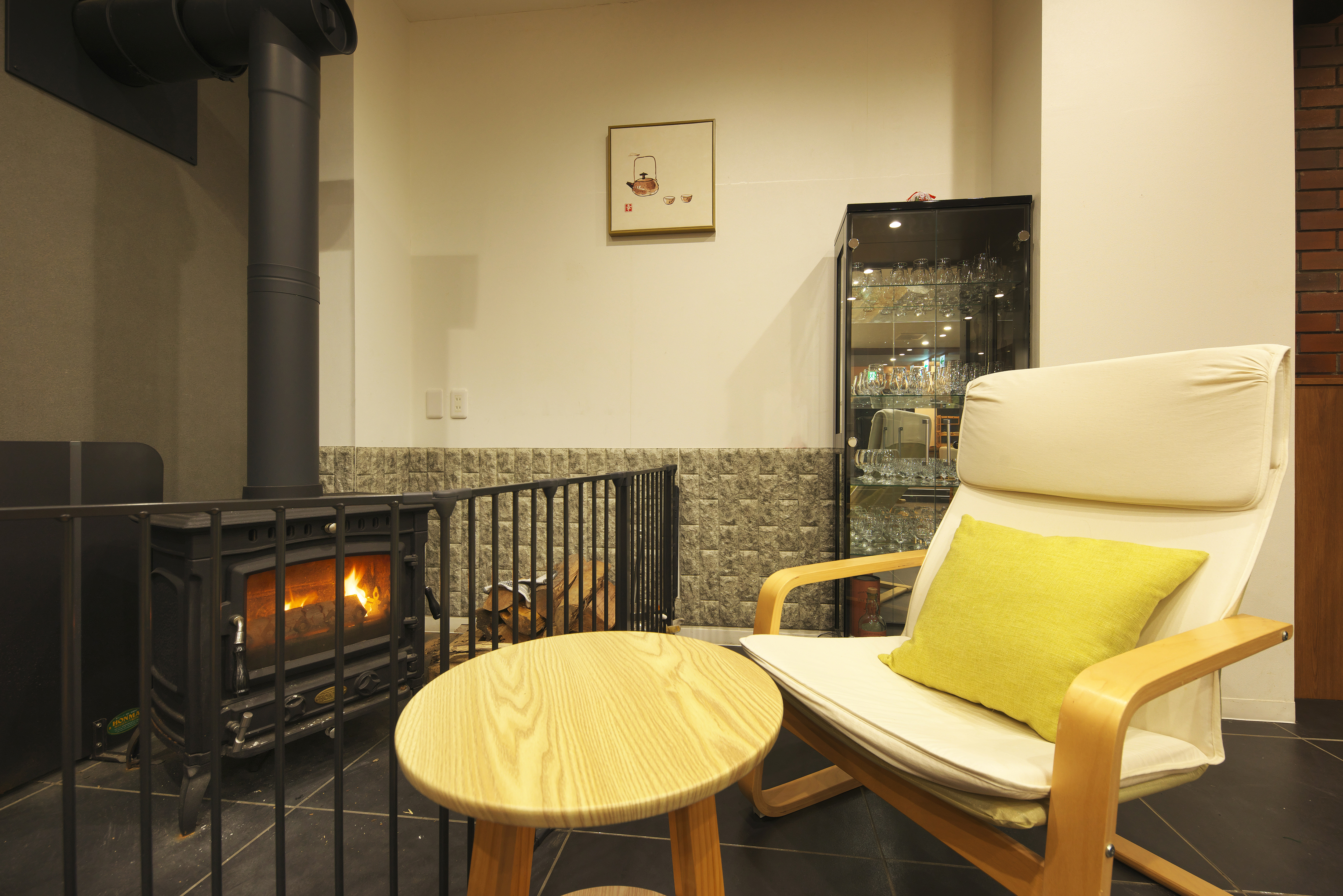 【ロビー】寒い季節に嬉しい「焚き火暖炉」