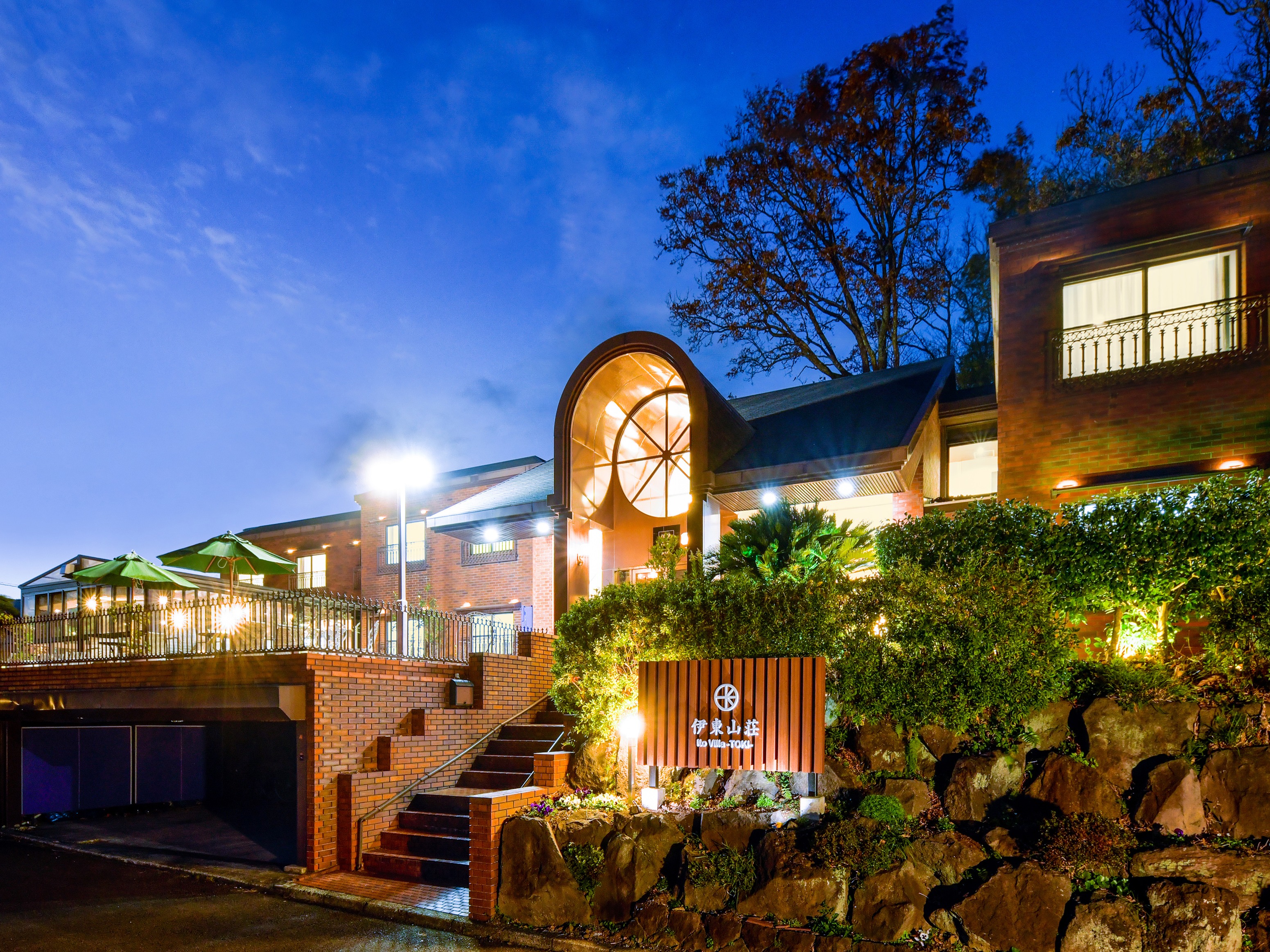 【外観】夜の伊東山荘