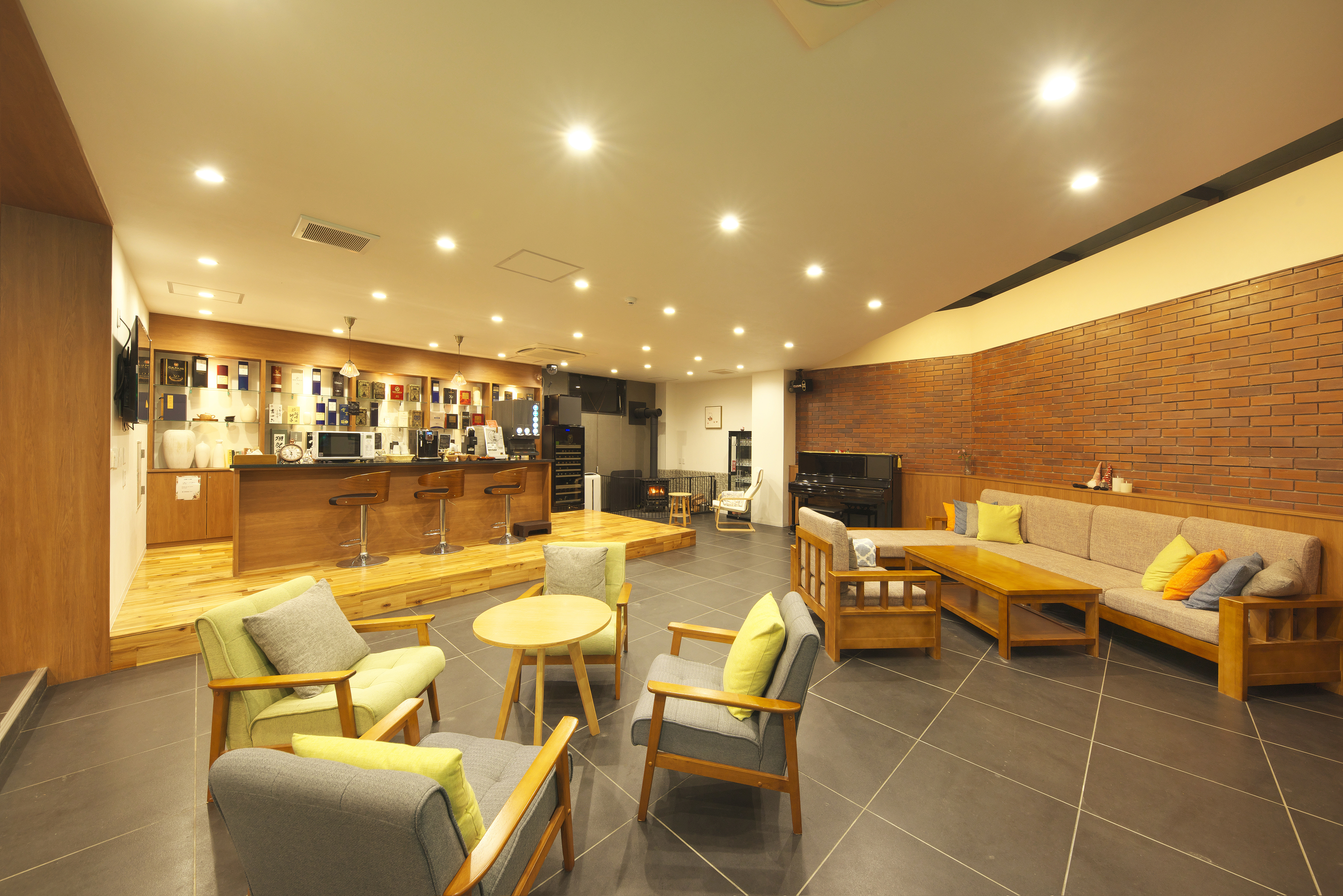 【ロビー】落ち着いた雰囲気の共有スペース