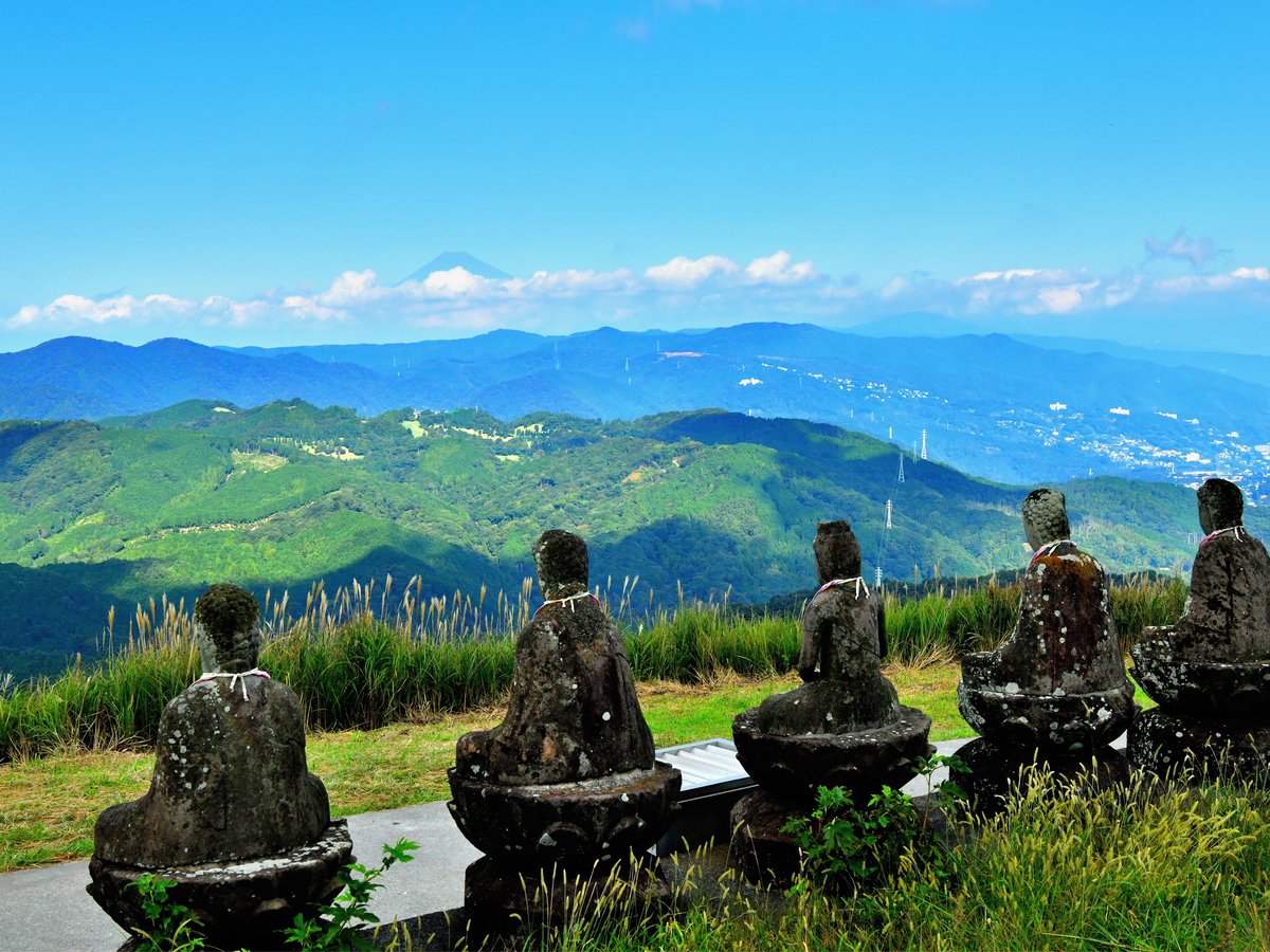 【大室山頂上】当館から車で約15分、写真提供：伊東市観光課