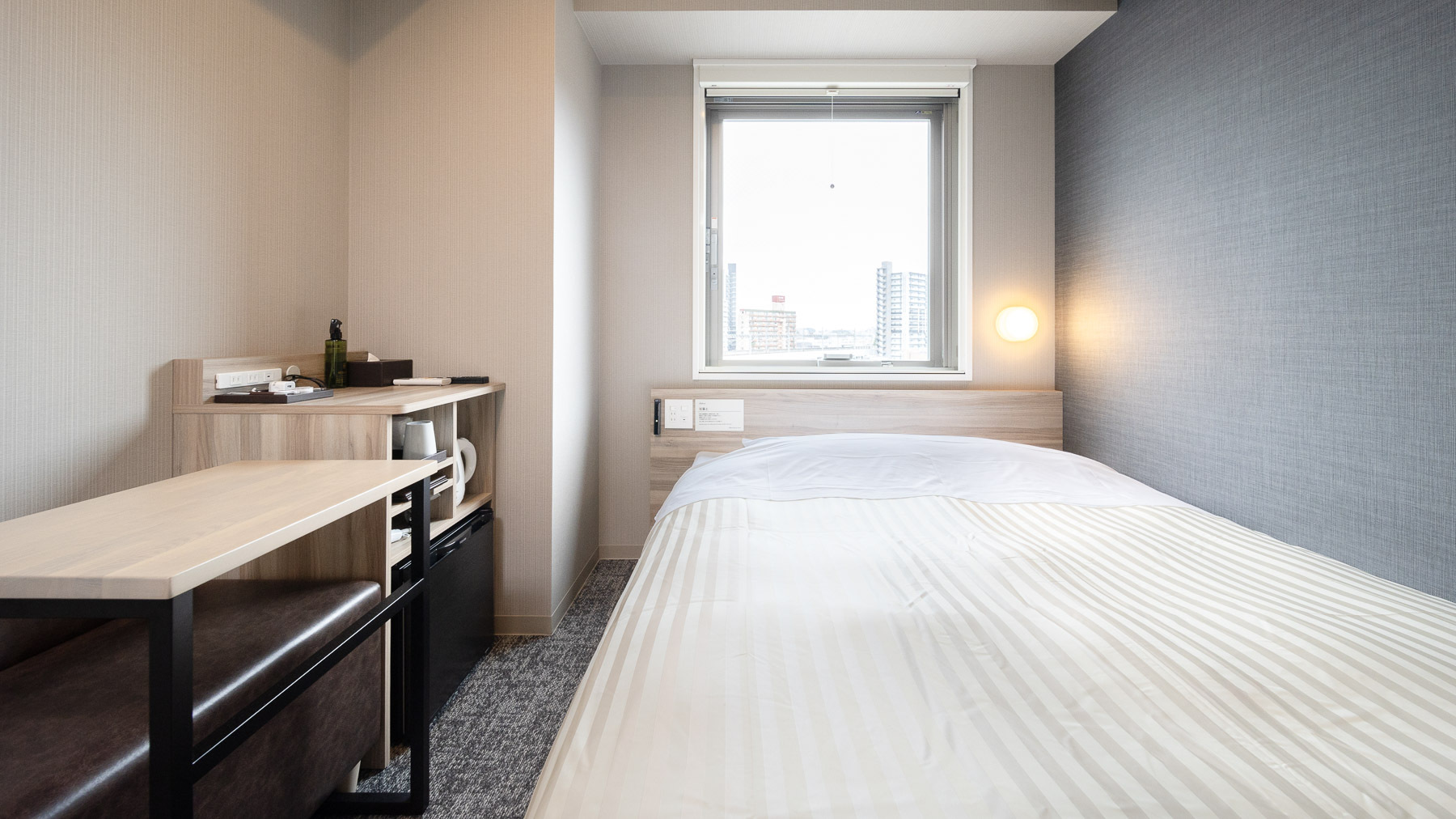 眠りを追及した150cm幅のワイドベッドと適度な硬さのマットでぐっすり