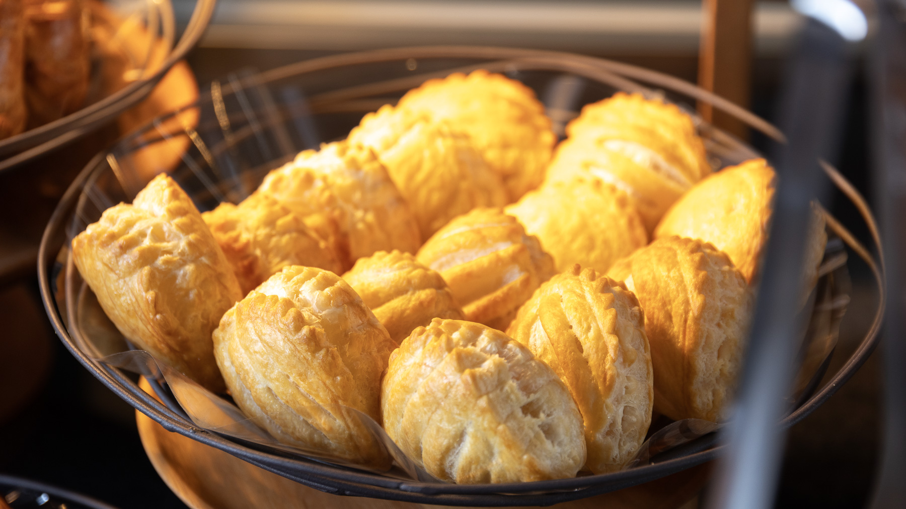 【朝食】外はサクと中はフワとした焼きたてパン