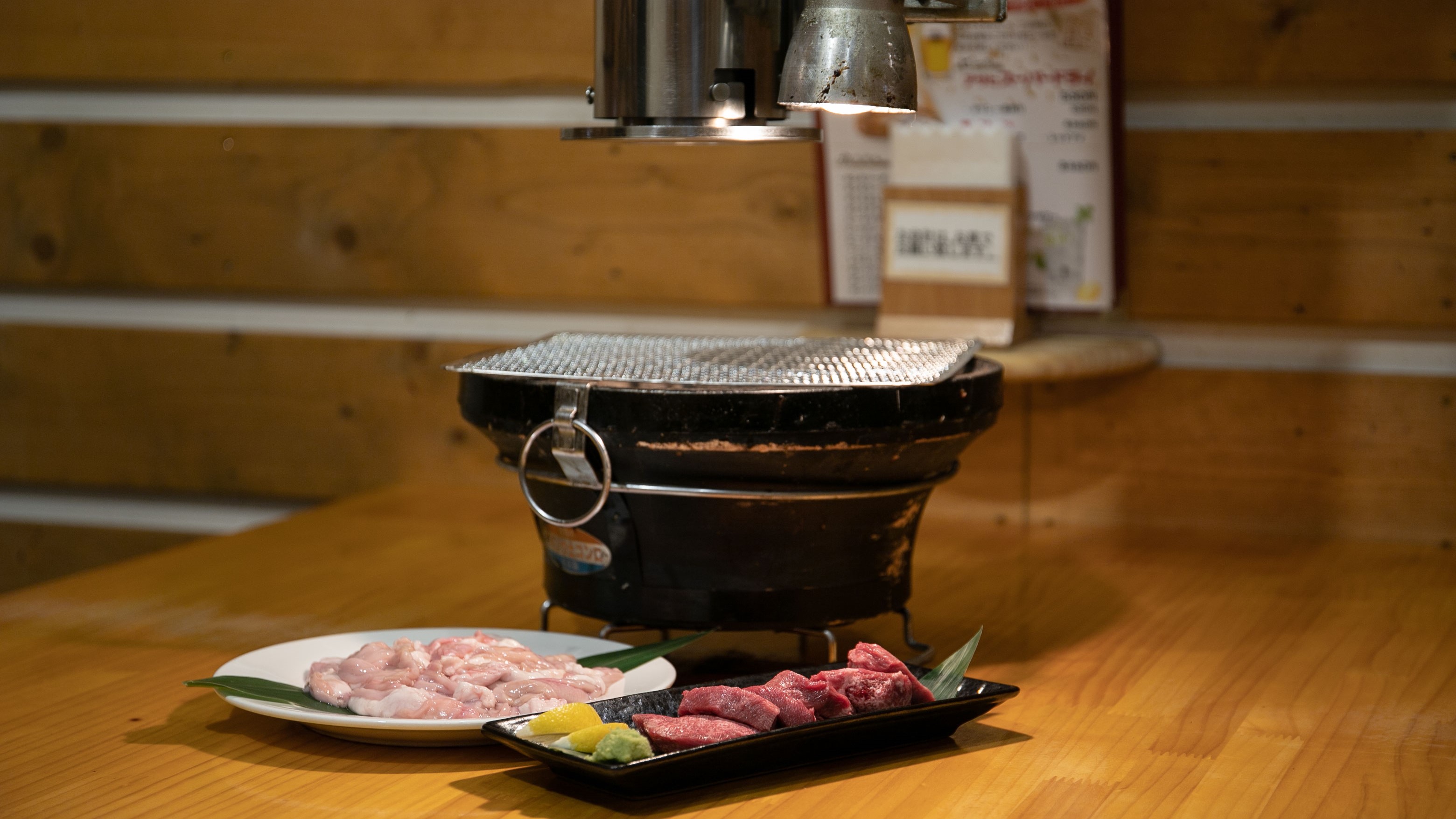 【焼肉・ホルモン　海豚】七輪焼き肉店です