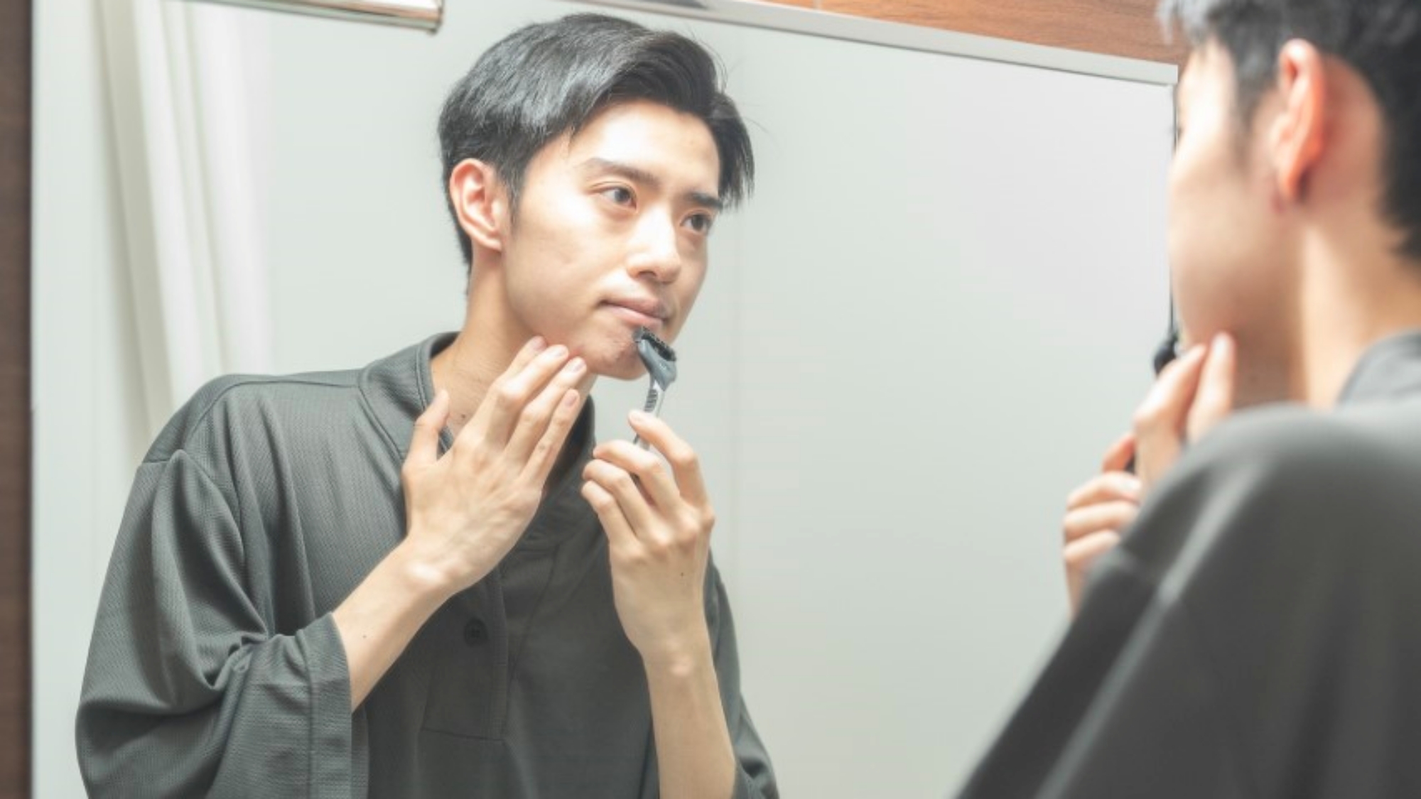 大きな鏡で身だしなみも整えやすい※使用感イメージ