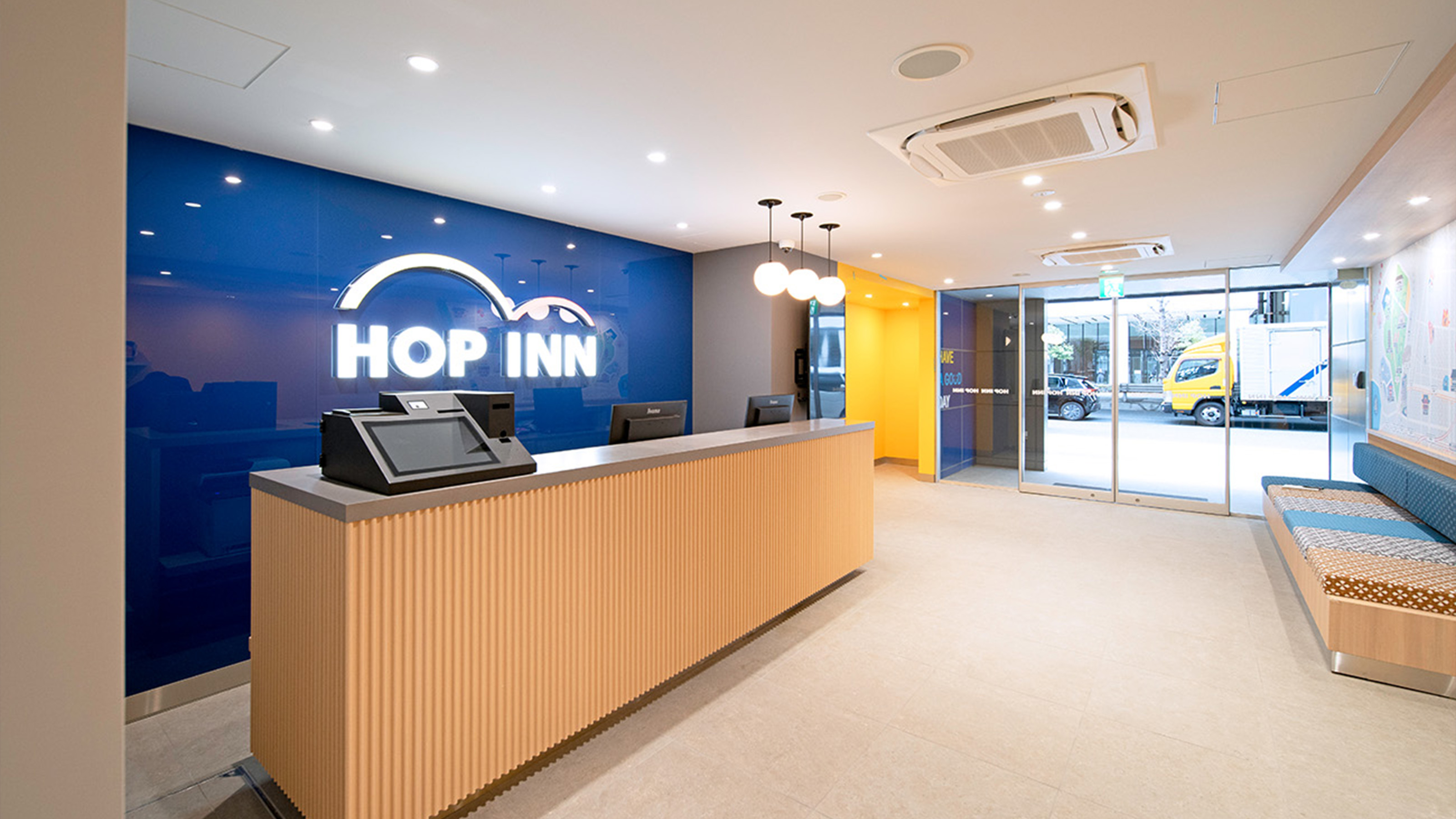 【フロント・ロビー】