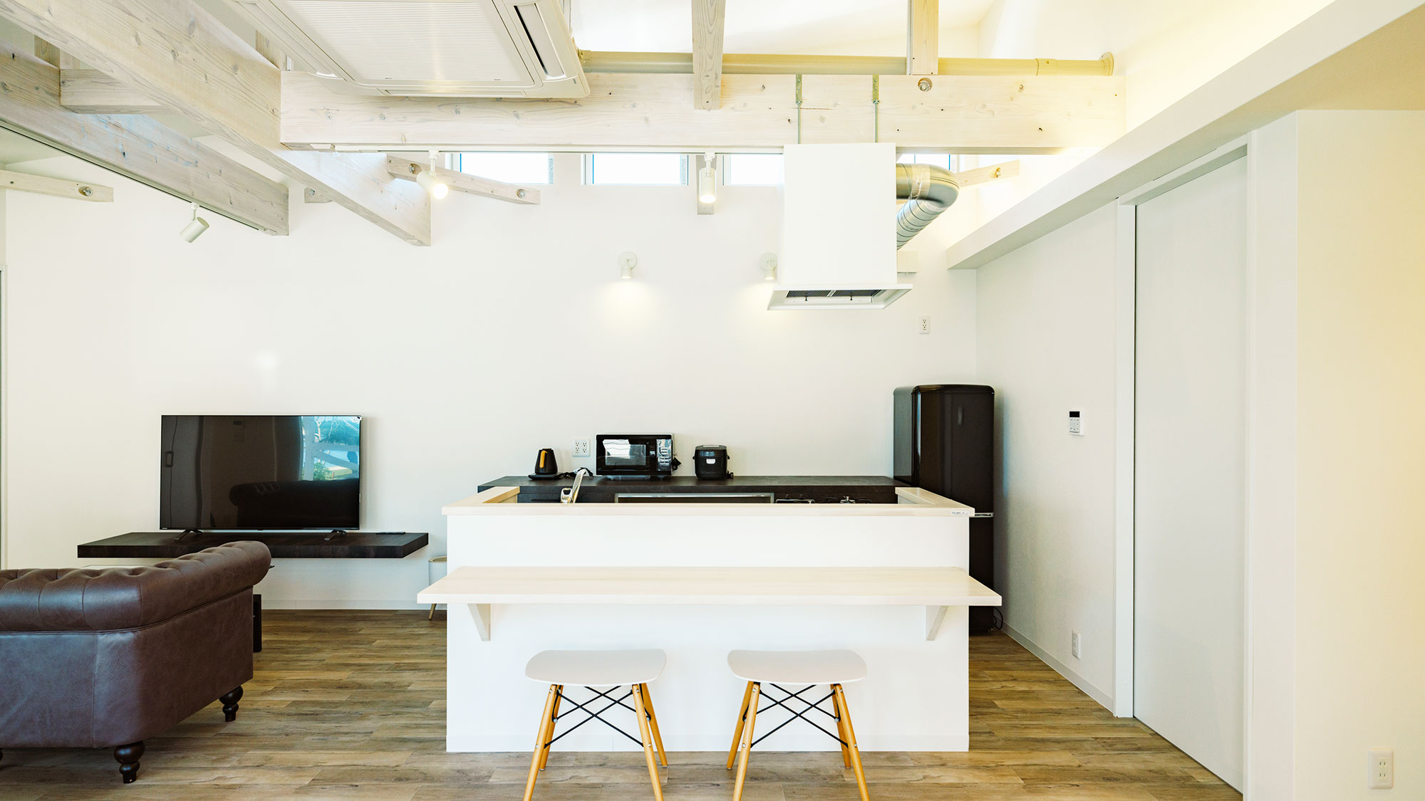 【ヴィラC・ペット可／72.04㎡】対面式のキッチンで、ペットの様子を見ながらお料理が可能。