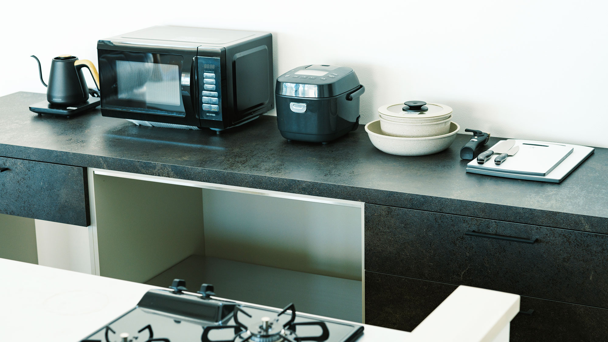 【ヴィラC・ペット可／72.04㎡】キッチン用品やカトラリー類も完備しております。