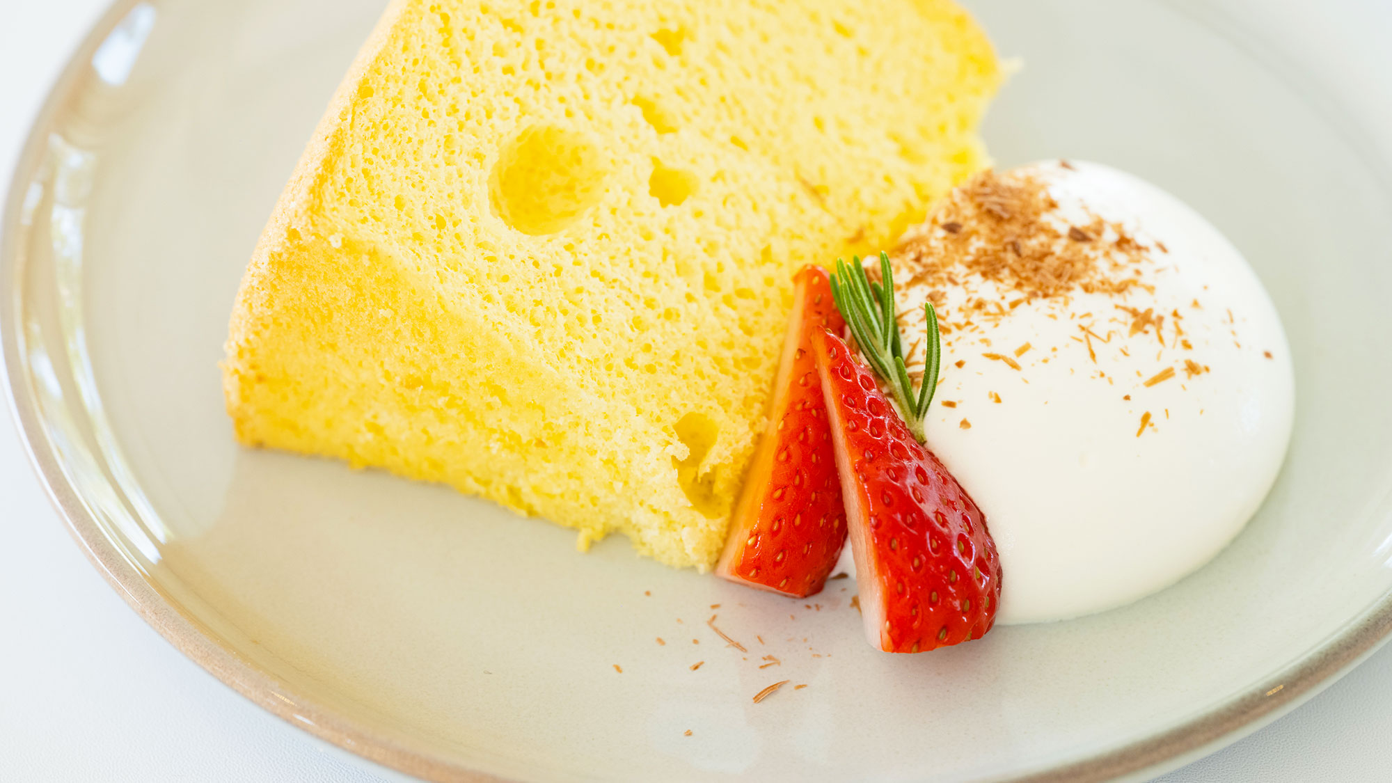 【お食事】敷地内併設のHUI CAFE（フイ カフェ）ふわふわのシフォンケーキ。