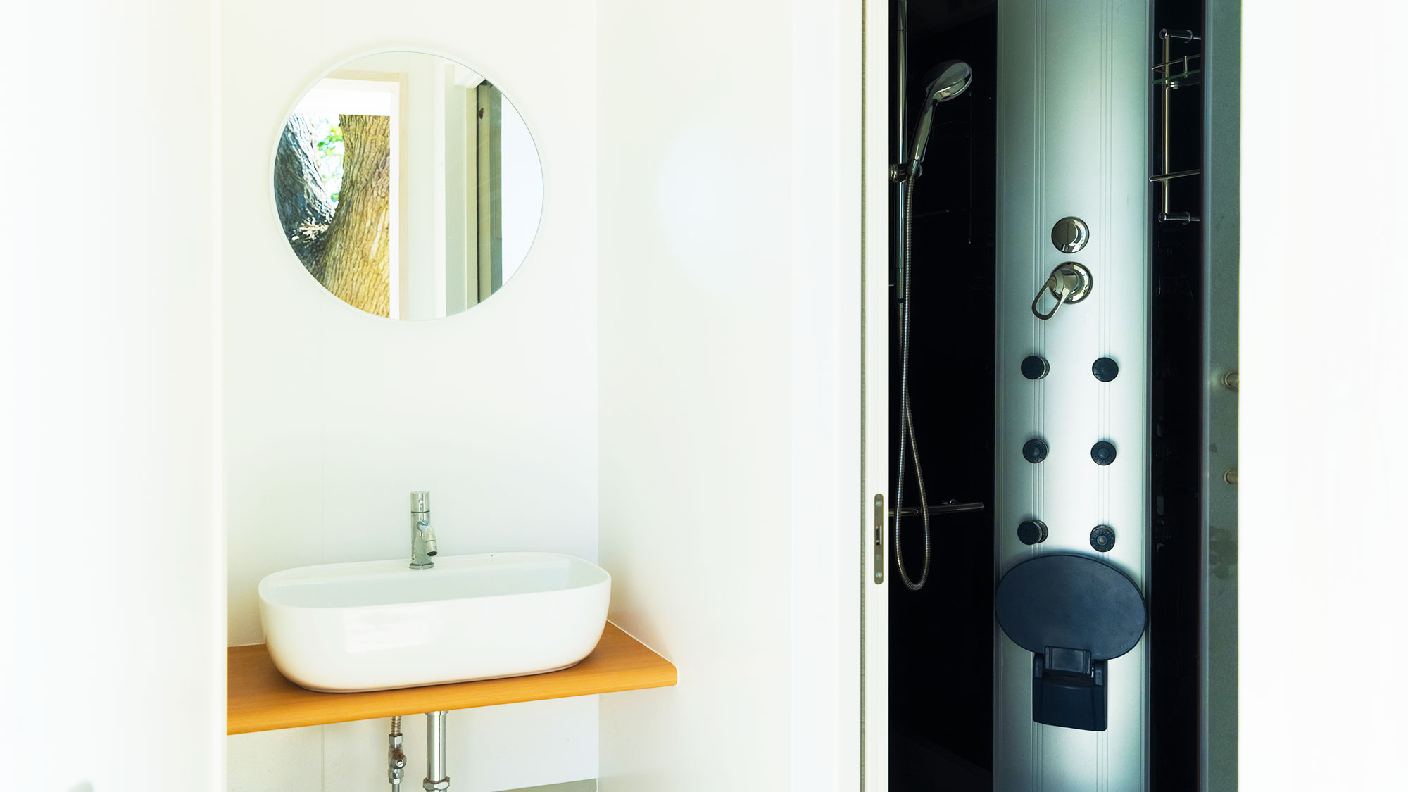 【共用シャワートイレ】敷地内に共用のシャワートイレを設けております。