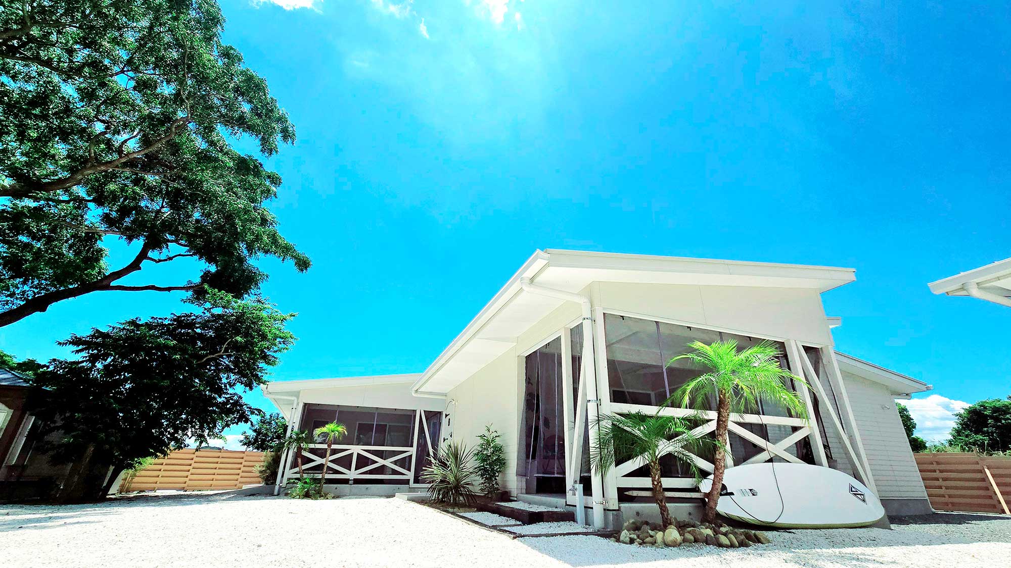 【外観】青い空と真っ白な建物のコントラストが眩しい。