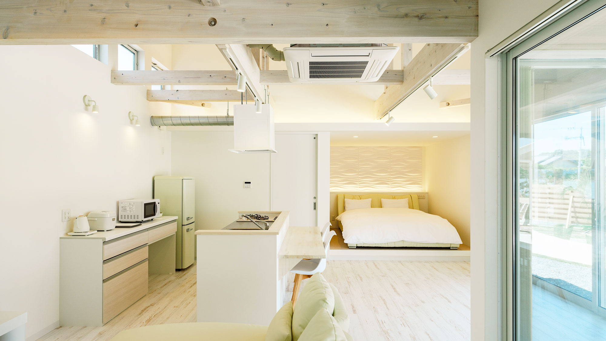 【ヴィラA／72.04㎡】広々としたテラス、バスルーム・キッチンがゆるやかに繋がった開放的な空間。