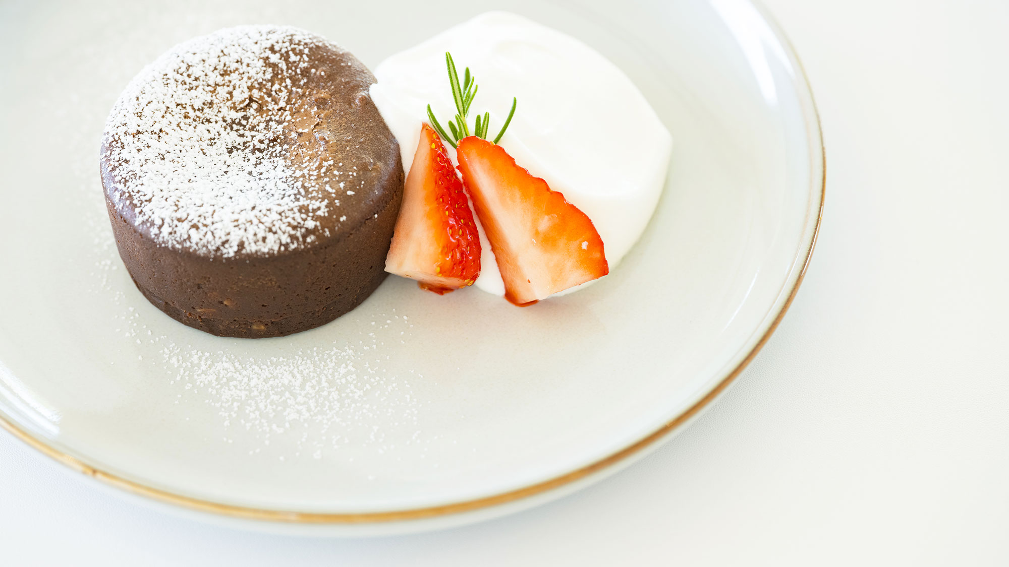 【お食事】敷地内併設のHUI CAFE（フイ カフェ）チョコがとろけるフォンダンショコラ。