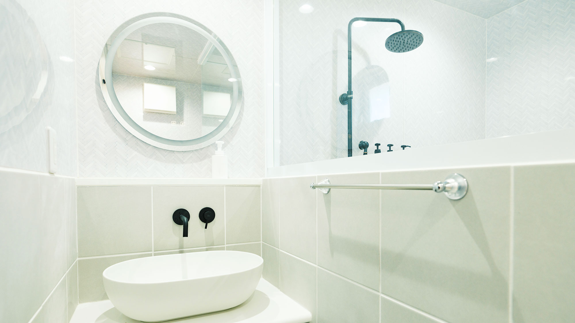 【ヴィラC・ペット可／72.04㎡】バスルームと洗面台はセパレートタイプで広々ご利用いただけます。