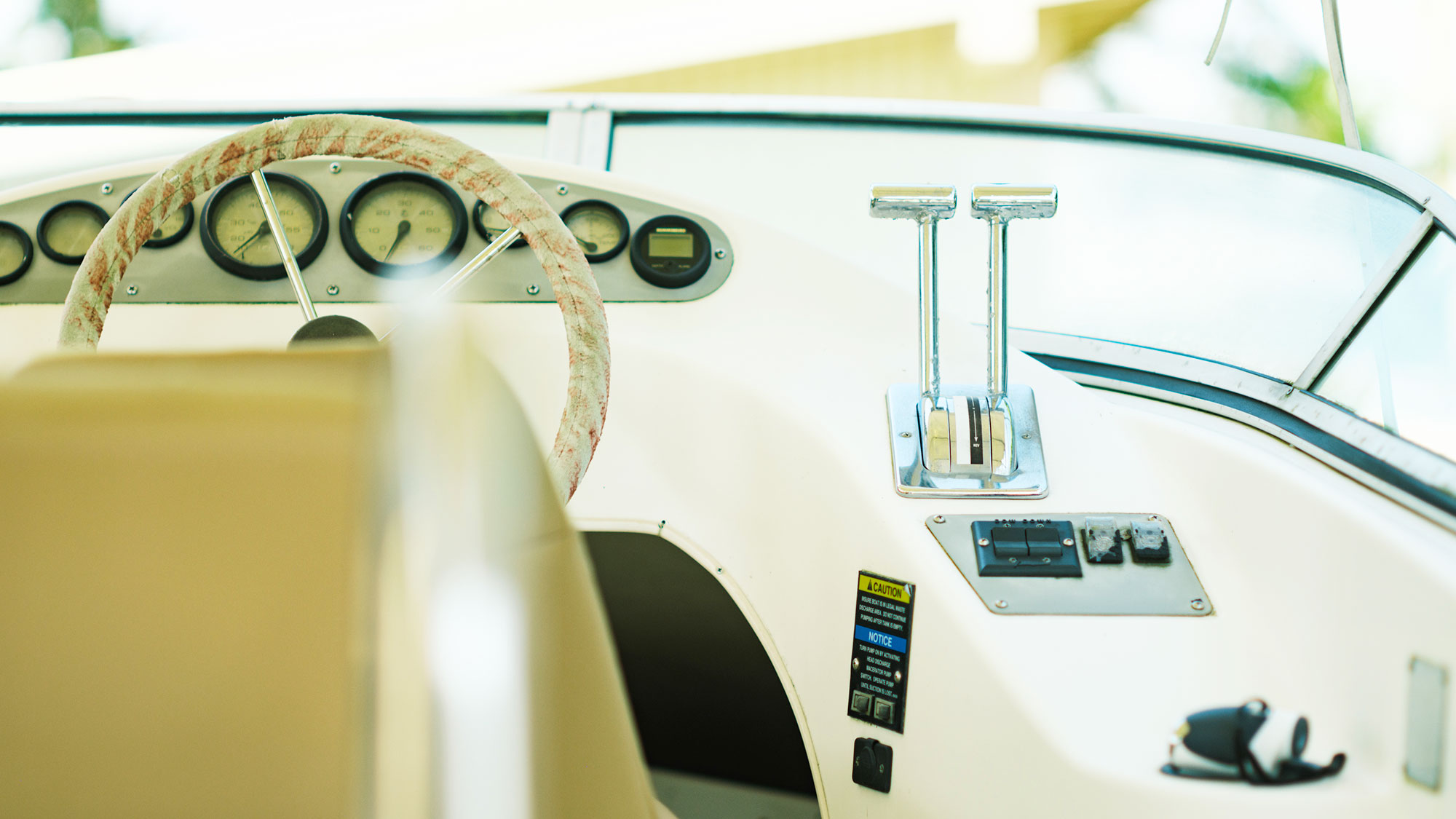 【クルーザーコテージ】操舵室のハンドルやレバーは実際に触ることができます。