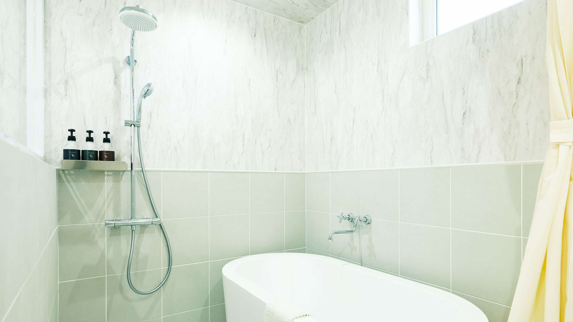 【ヴィラB／72.04㎡】バスルームには緩やかな曲線を描くバスタブをご用意しております。