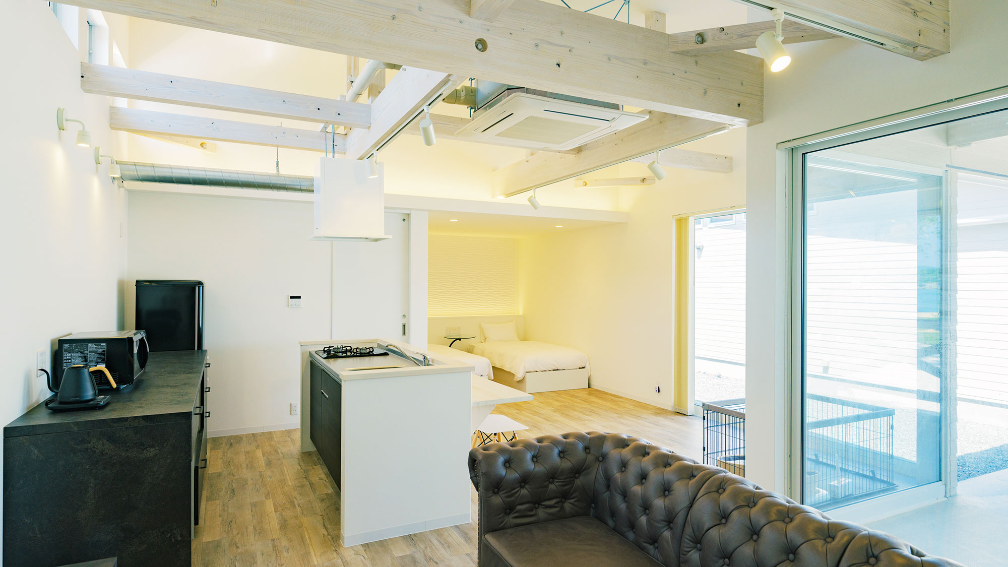 【ヴィラC・ペット可／72.04㎡】広々としたテラス、バスルーム・キッチンがゆるやかに繋がった開放的