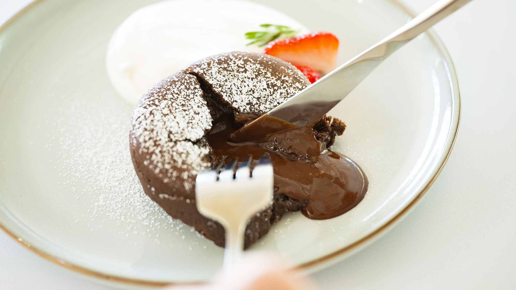 【お食事】敷地内併設のHUI CAFE（フイ カフェ）チョコがとろけるフォンダンショコラ。