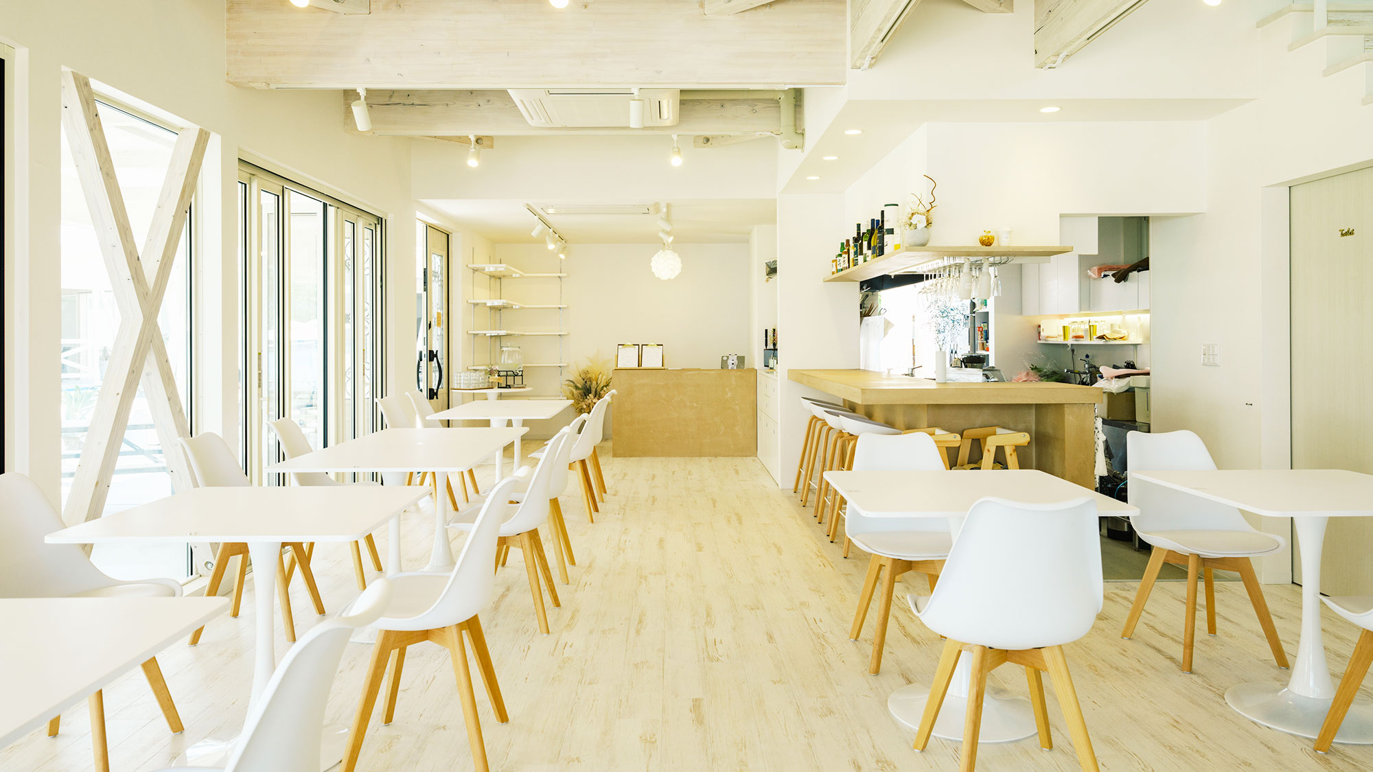 【敷地内施設】HUI CAFE（フイ カフェ）明るい店内でお食事をお楽しみください。