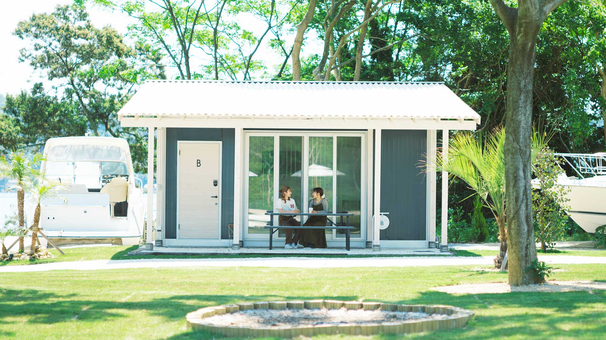 【クルーザーコテージB／41.21㎡】綺麗な海とクルーザーのあるプライベート空間をお楽しみください。