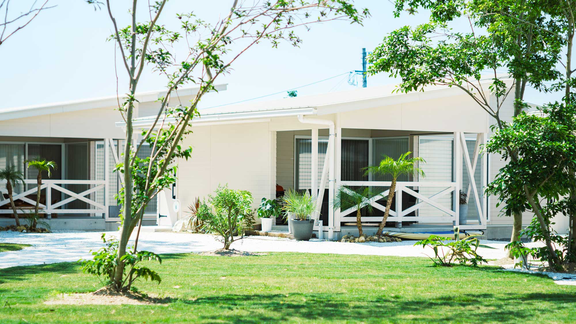 【外観】全てのお部屋が砂浜までたったの一歩。西海岸の洗練されたリゾート風の雰囲気漂う空間。