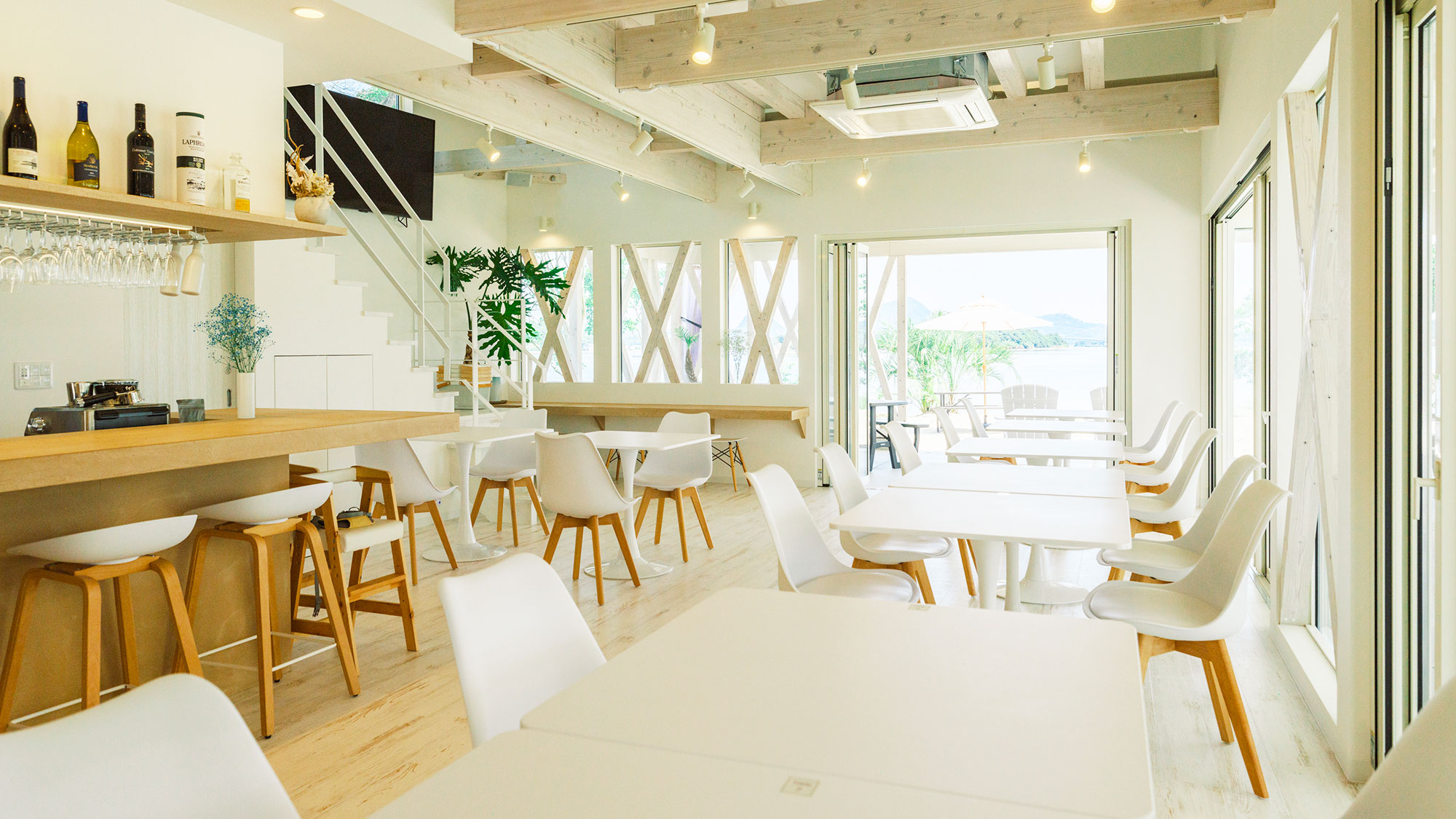 【敷地内施設】HUI CAFE（フイ カフェ）白を基調とした明るい店内。柔らかな光で満たされます。