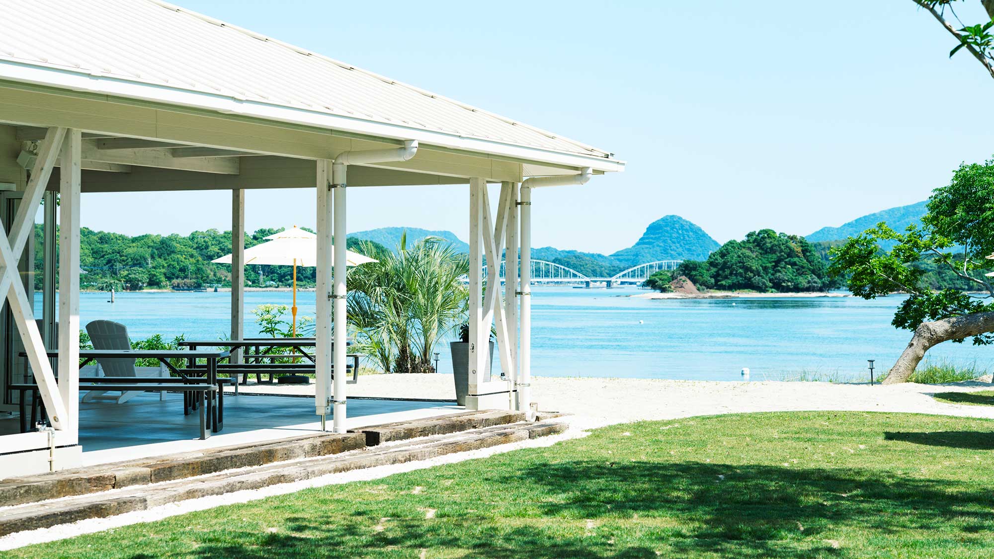 【敷地内施設】HUI CAFE（フイ カフェ）海を臨めるテラス席もご用意しております。