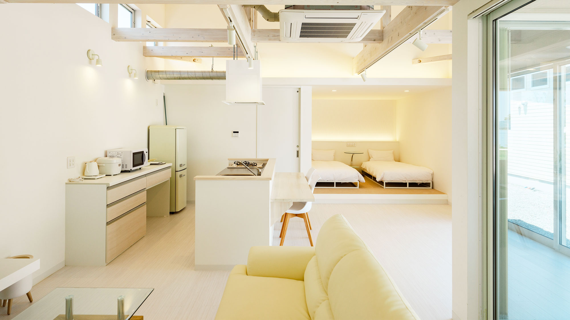 【ヴィラB／72.04㎡】広々としたテラス、バスルーム・キッチンがゆるやかに繋がった開放的な空間。