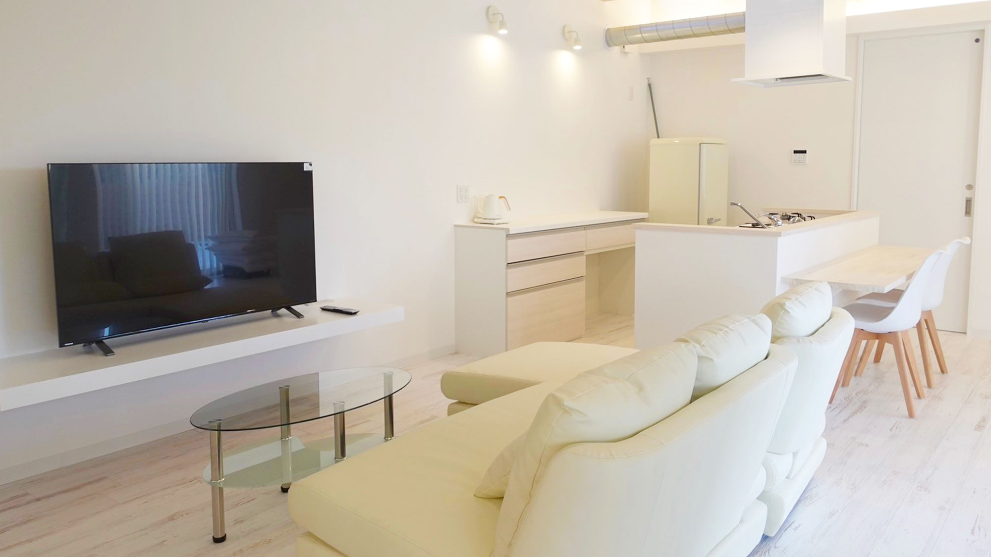 【ヴィラA】広々としたテラスと、バスルーム・キッチンがゆるやかにつながり、開放的な空間です。