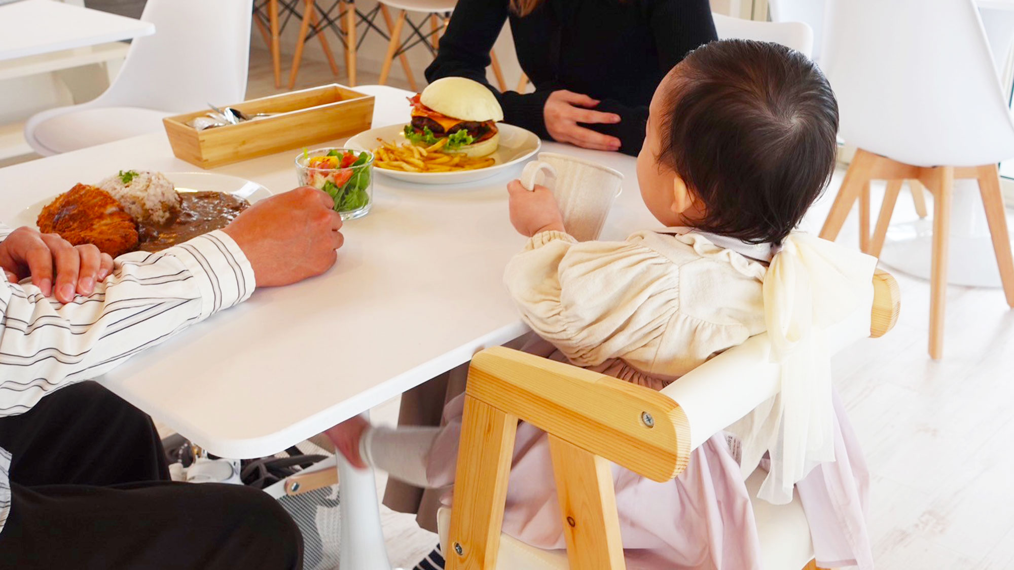 【お食事】敷地内併設のHUI CAFE（フイ カフェ）でもお食事をお楽しみいただけます。