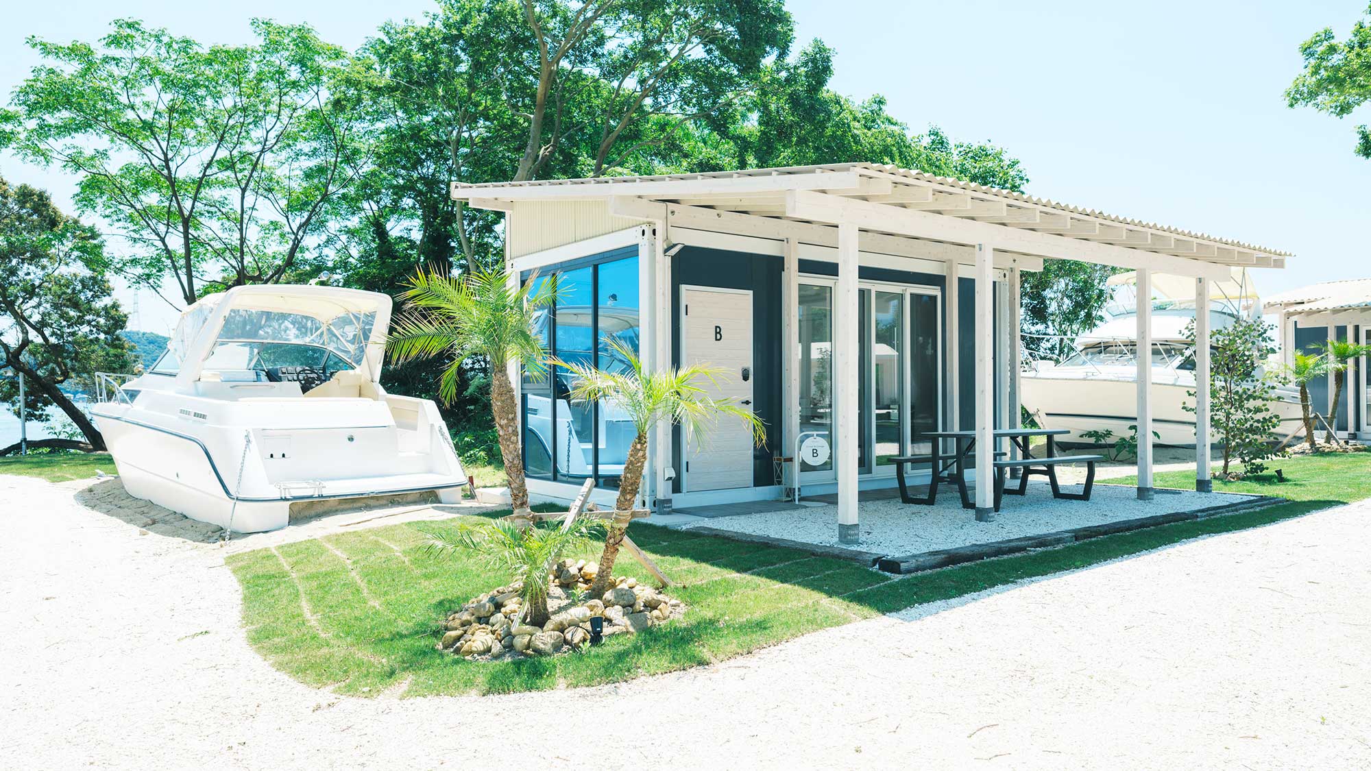 【クルーザーコテージB／41.21㎡】白基調のナチュラルテイストのクルーザー付プライベートコテージ。