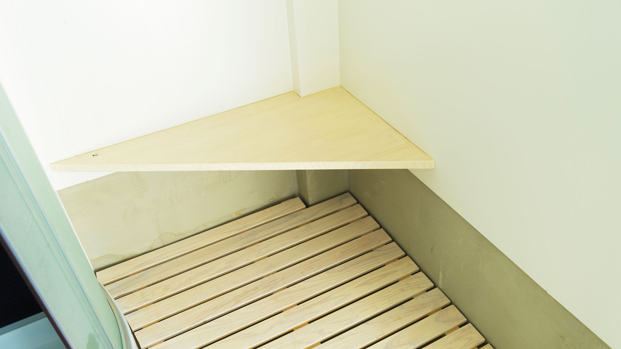 【共用シャワートイレ】荷物置き場もございます。