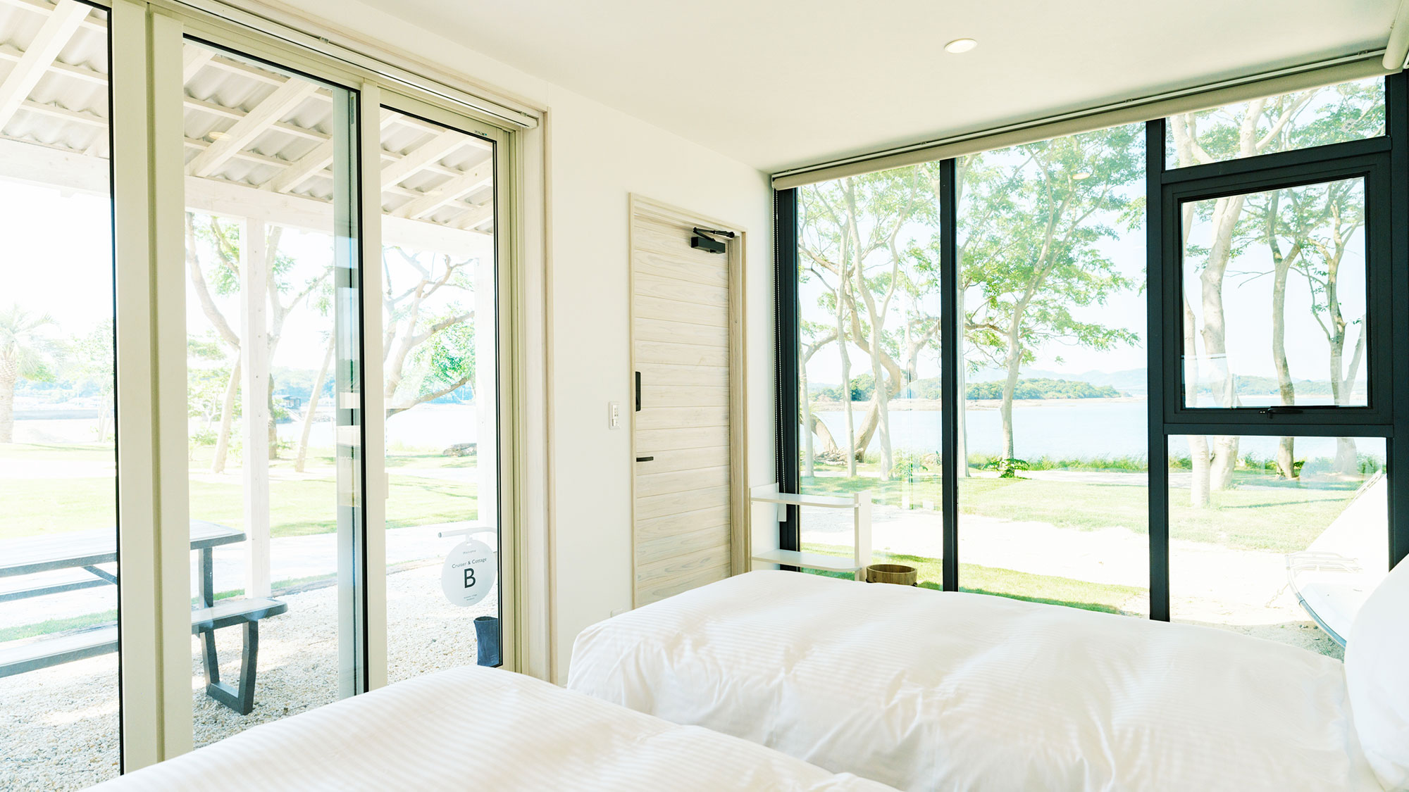 【クルーザーコテージB／41.21㎡】壁一面の大きなガラス窓から美しい風景が広がります。