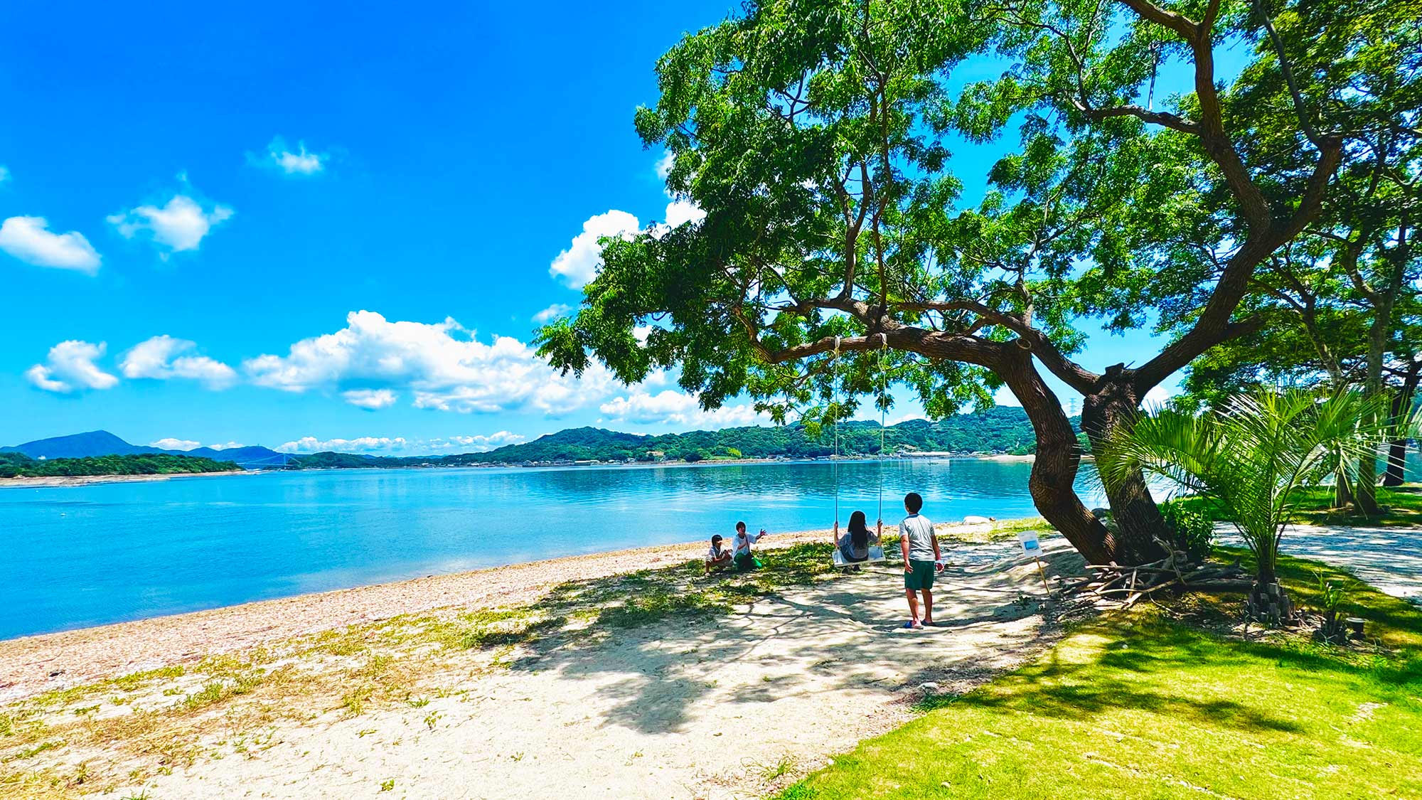 【敷地】海を眺めながら楽しめるブランコを設置しています。