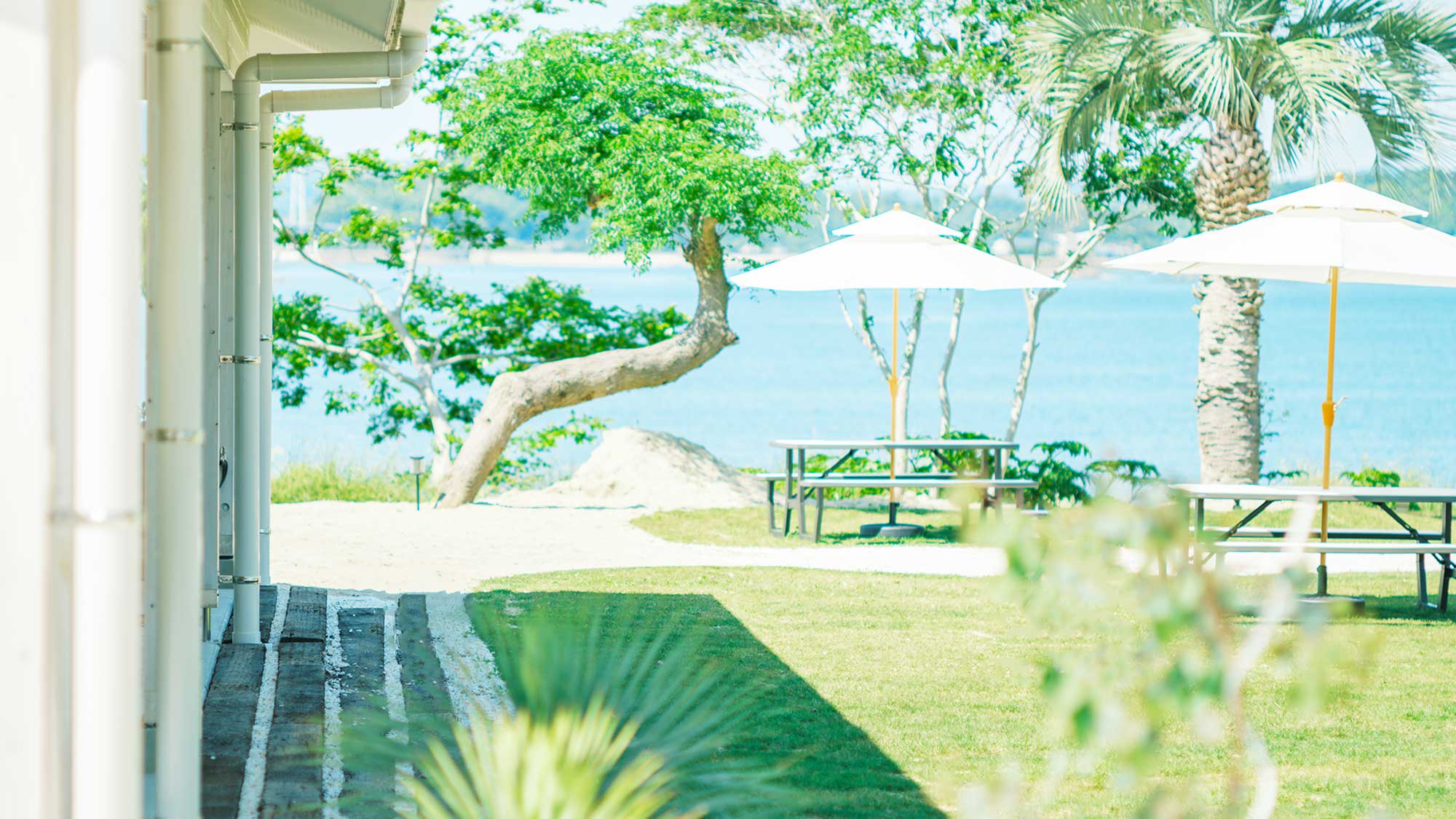 【敷地】美しく整えられた小径を散歩しながら、リゾート気分を存分にお楽しみいただけます。